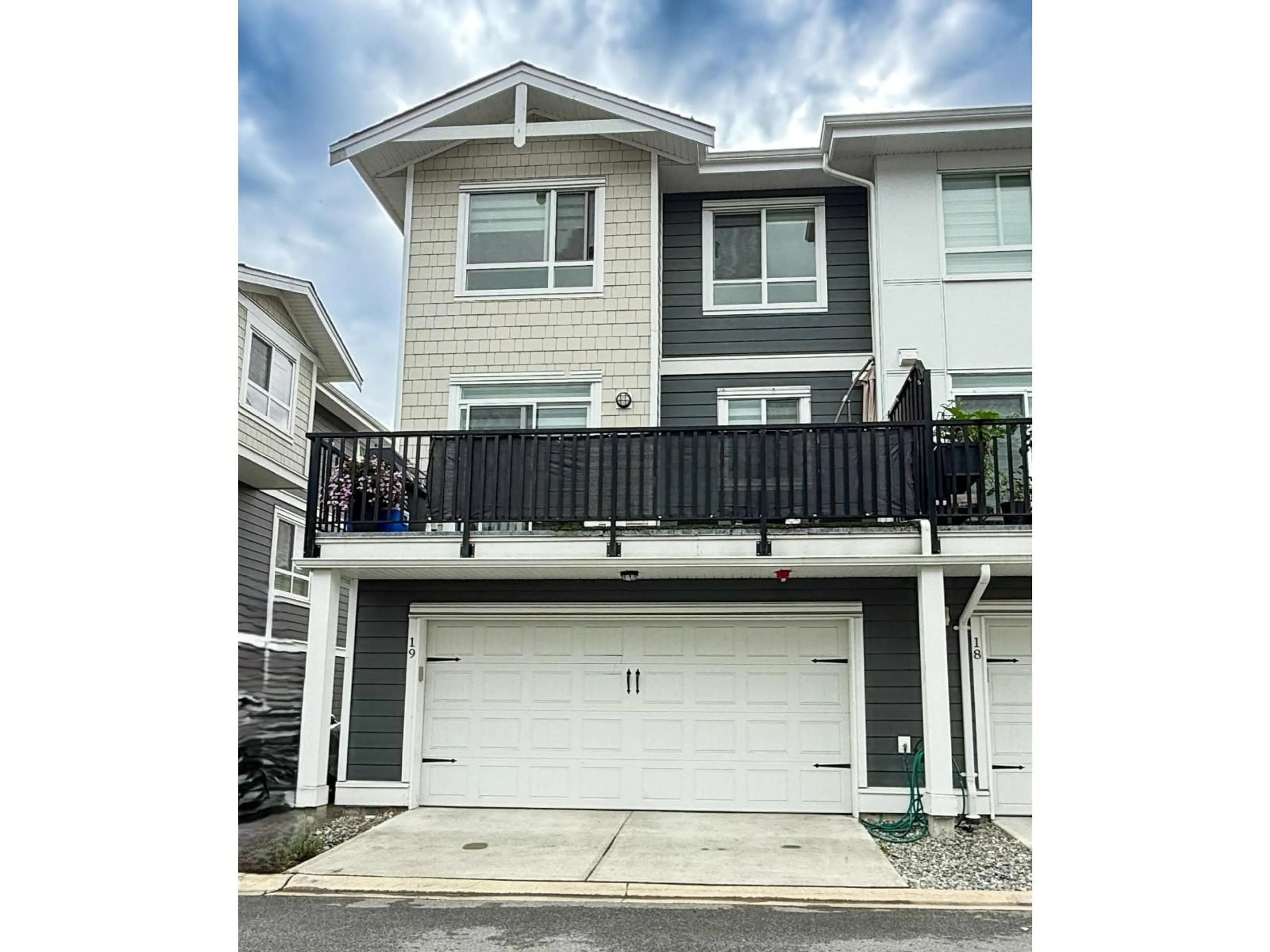 Home with vinyl exterior material, street for 19 - 19753 55A, Langley British Columbia V3A0J9