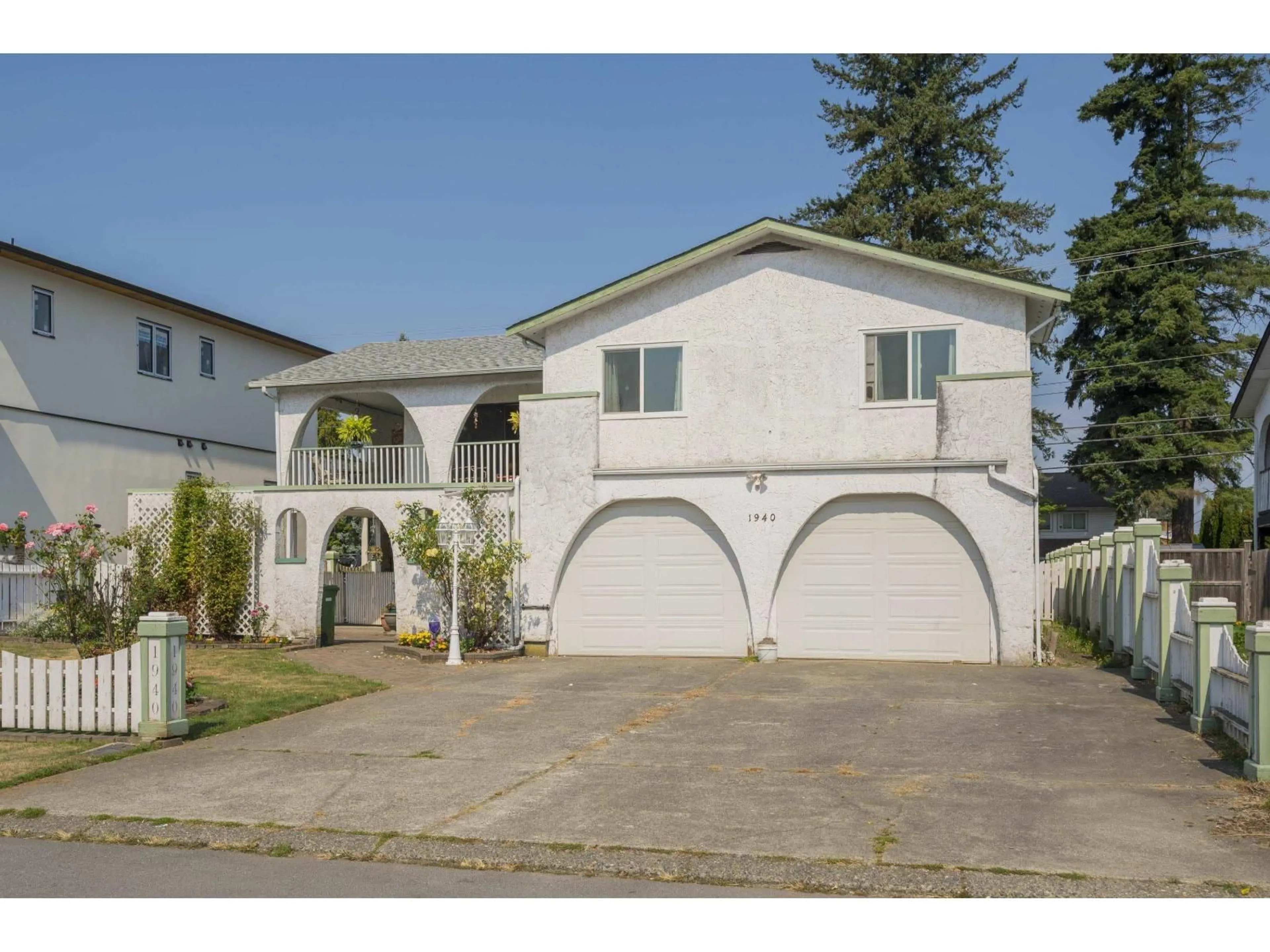 Home with vinyl exterior material, street for 1940 CATALINA, Abbotsford British Columbia V2T3W1