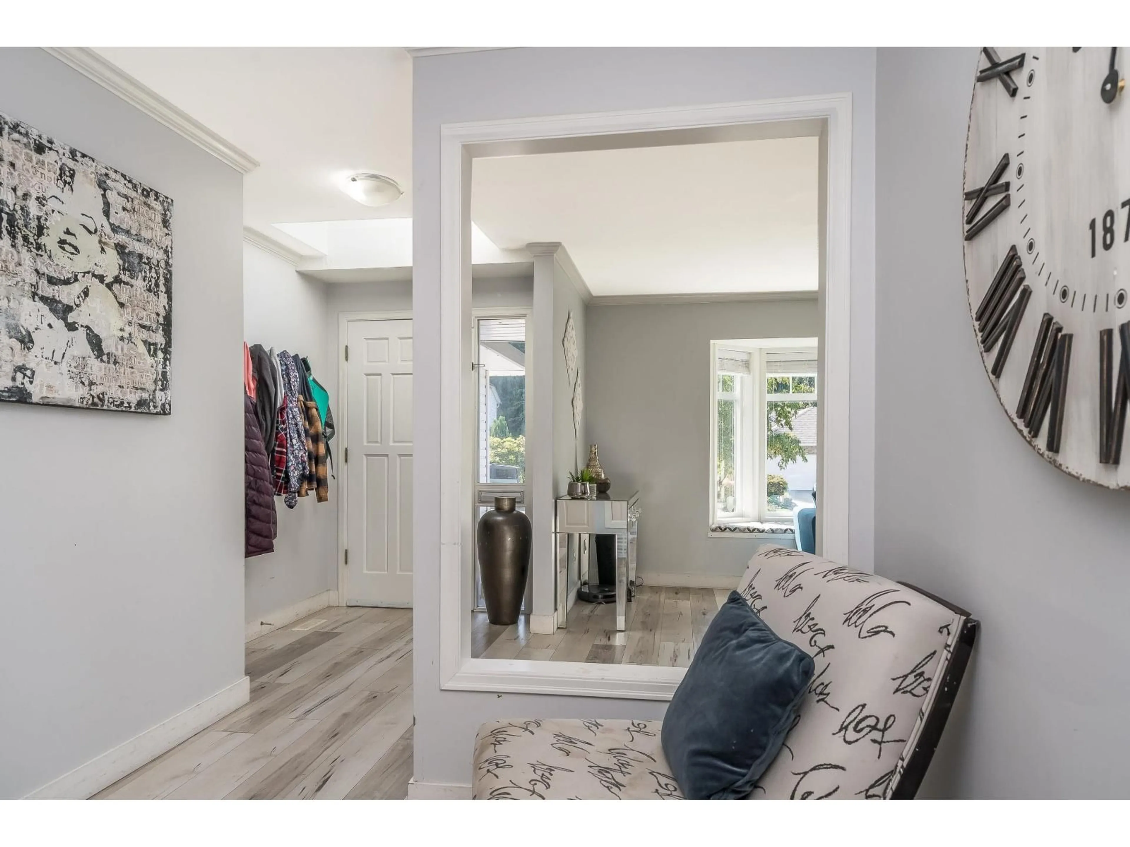 Indoor entryway for 12549 21A, Surrey British Columbia V4A7H6