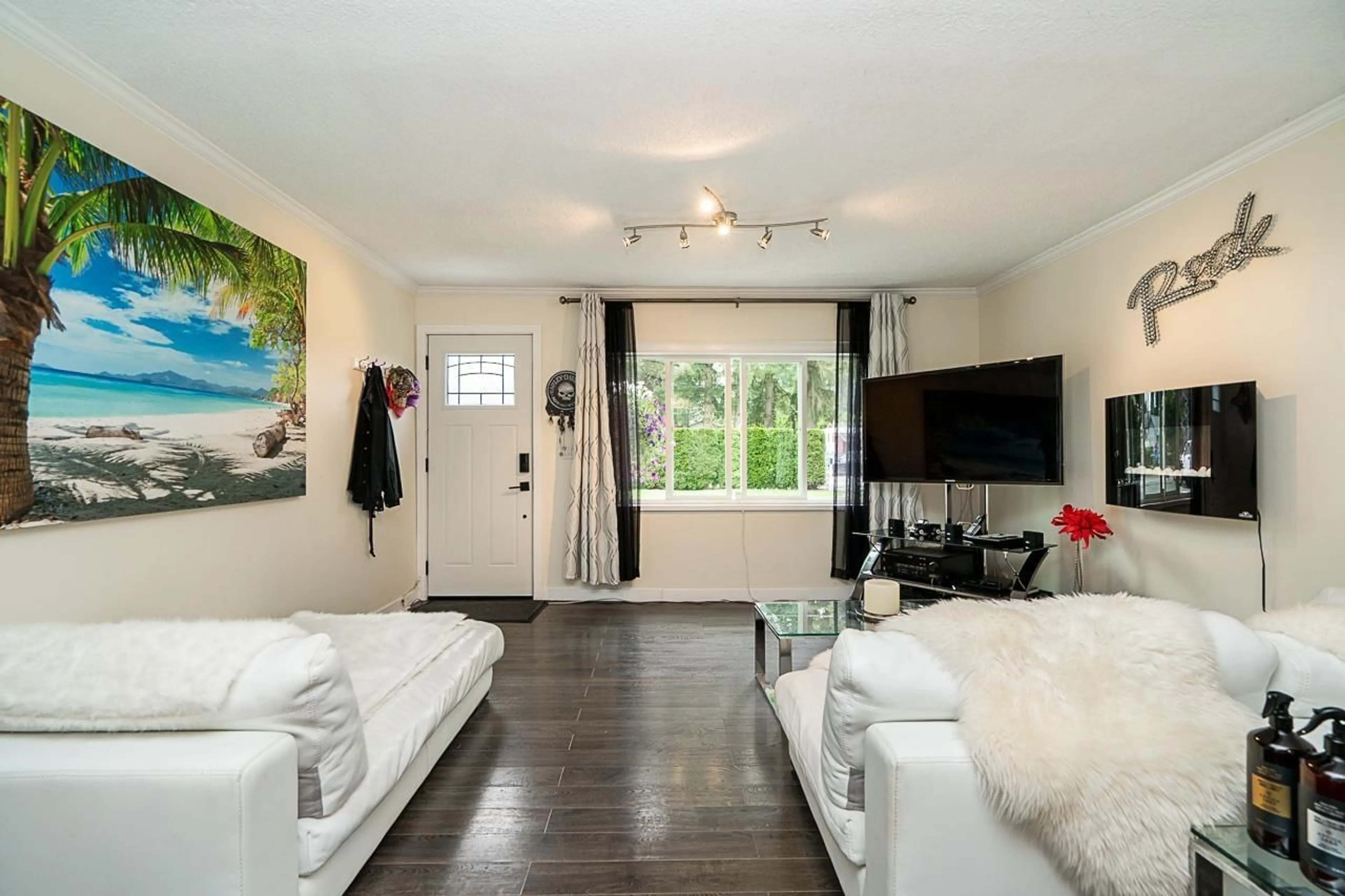 Living room with furniture, unknown for 3742 204, Langley British Columbia V3A1X4
