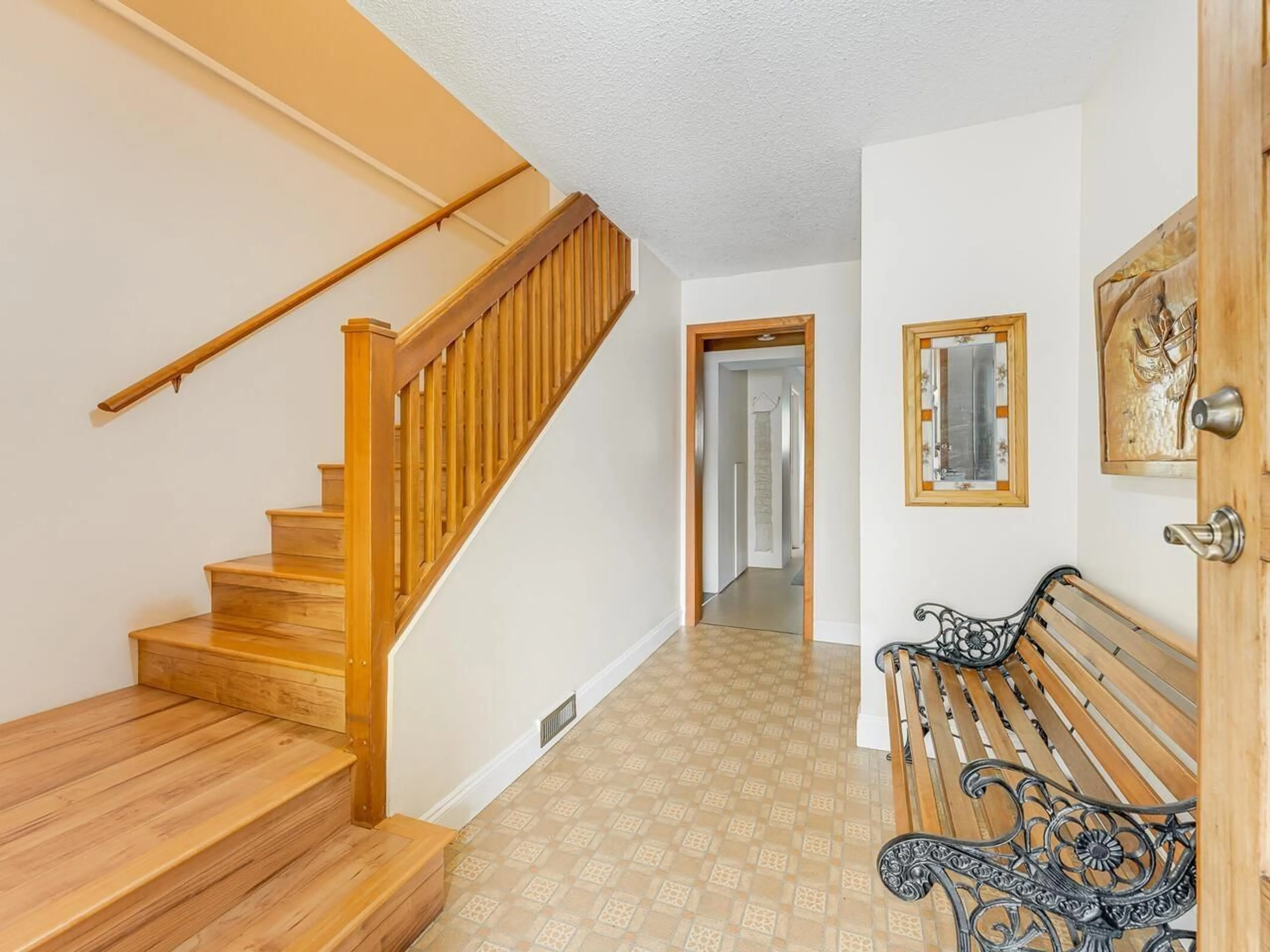 Indoor foyer for 13231 65A, Surrey British Columbia V3W7Y3