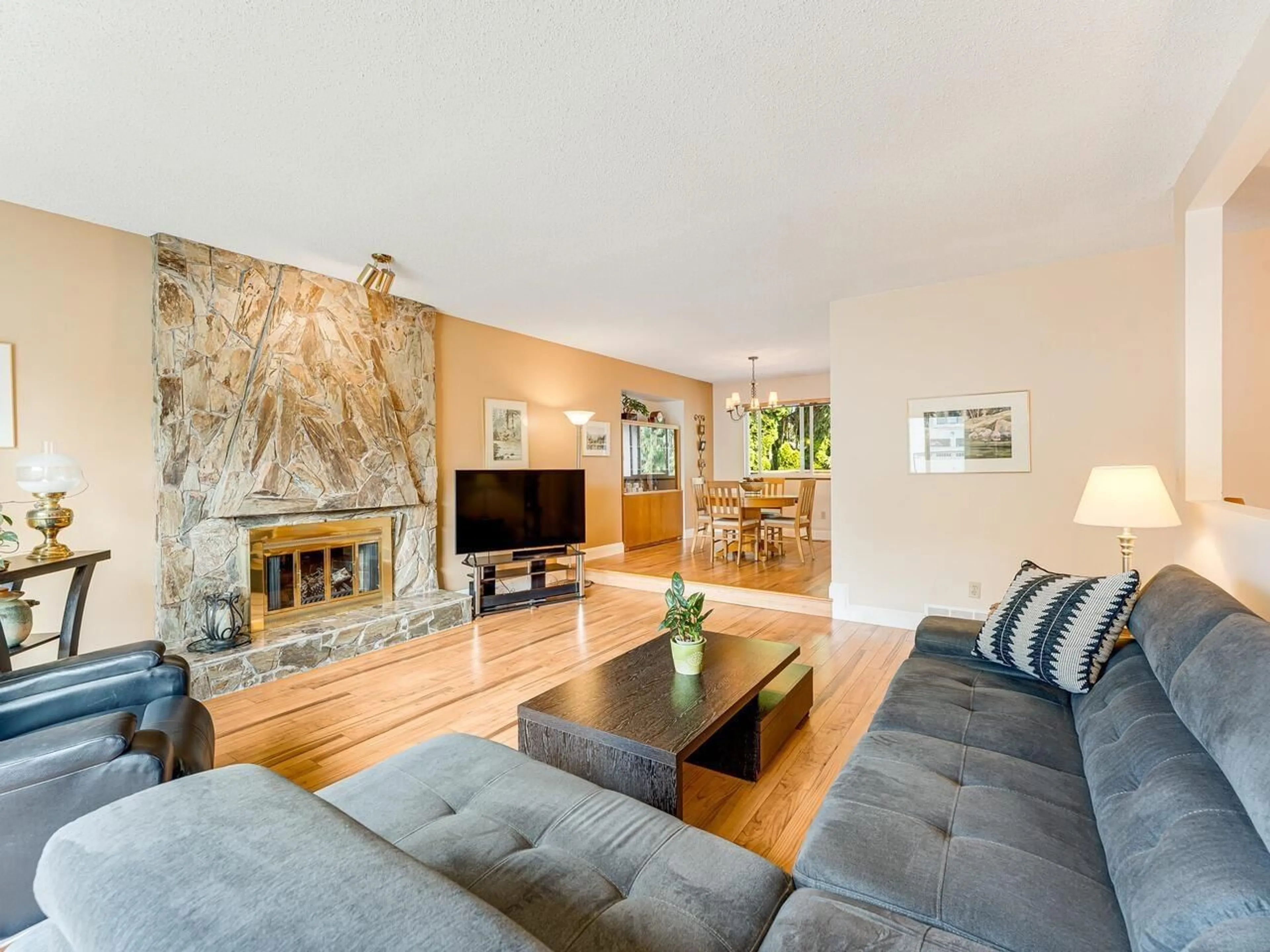 Living room with furniture, unknown for 13231 65A, Surrey British Columbia V3W7Y3