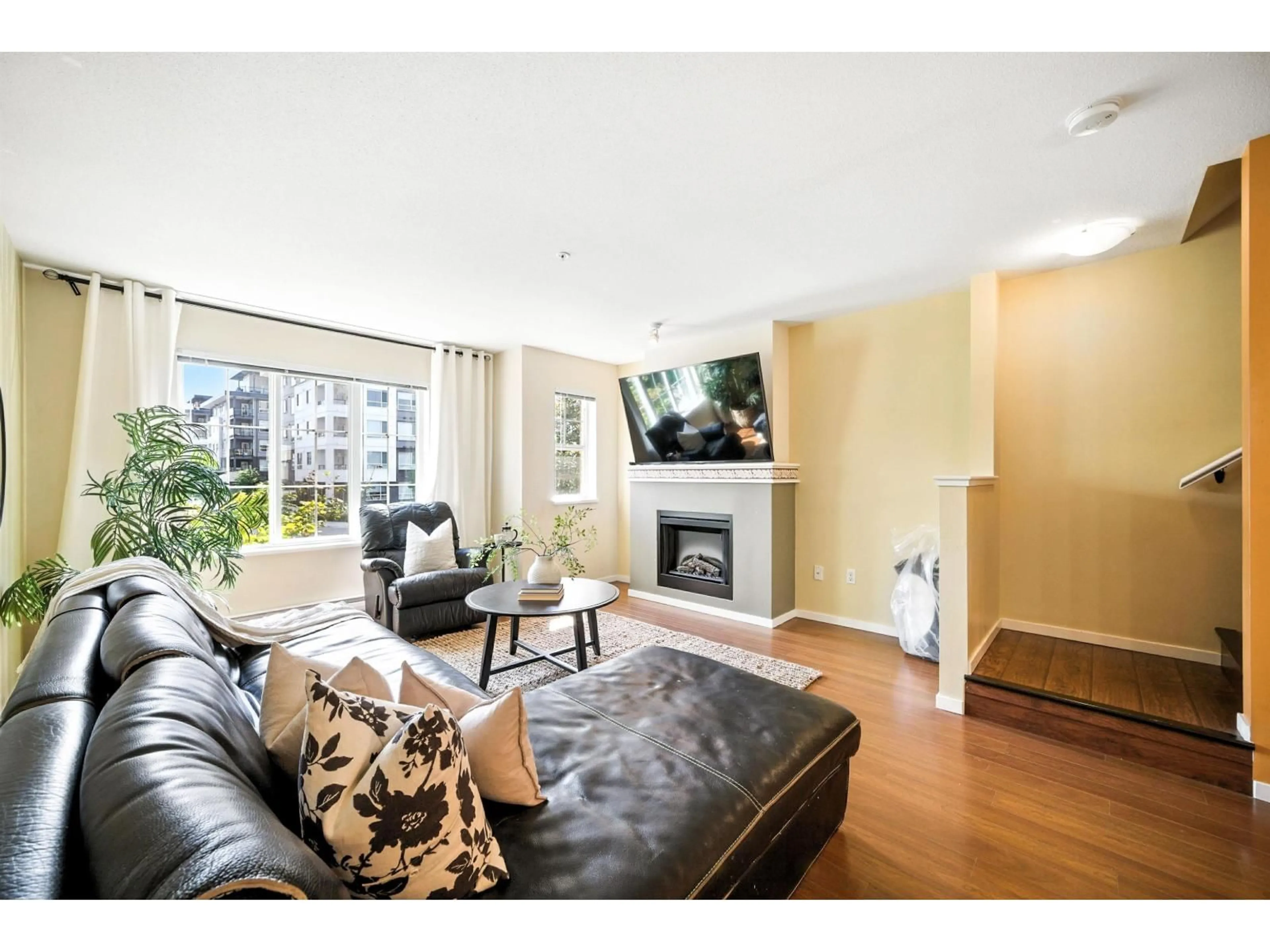 Living room with furniture, wood/laminate floor for 51 - 20875 80, Langley British Columbia V2Y0B2