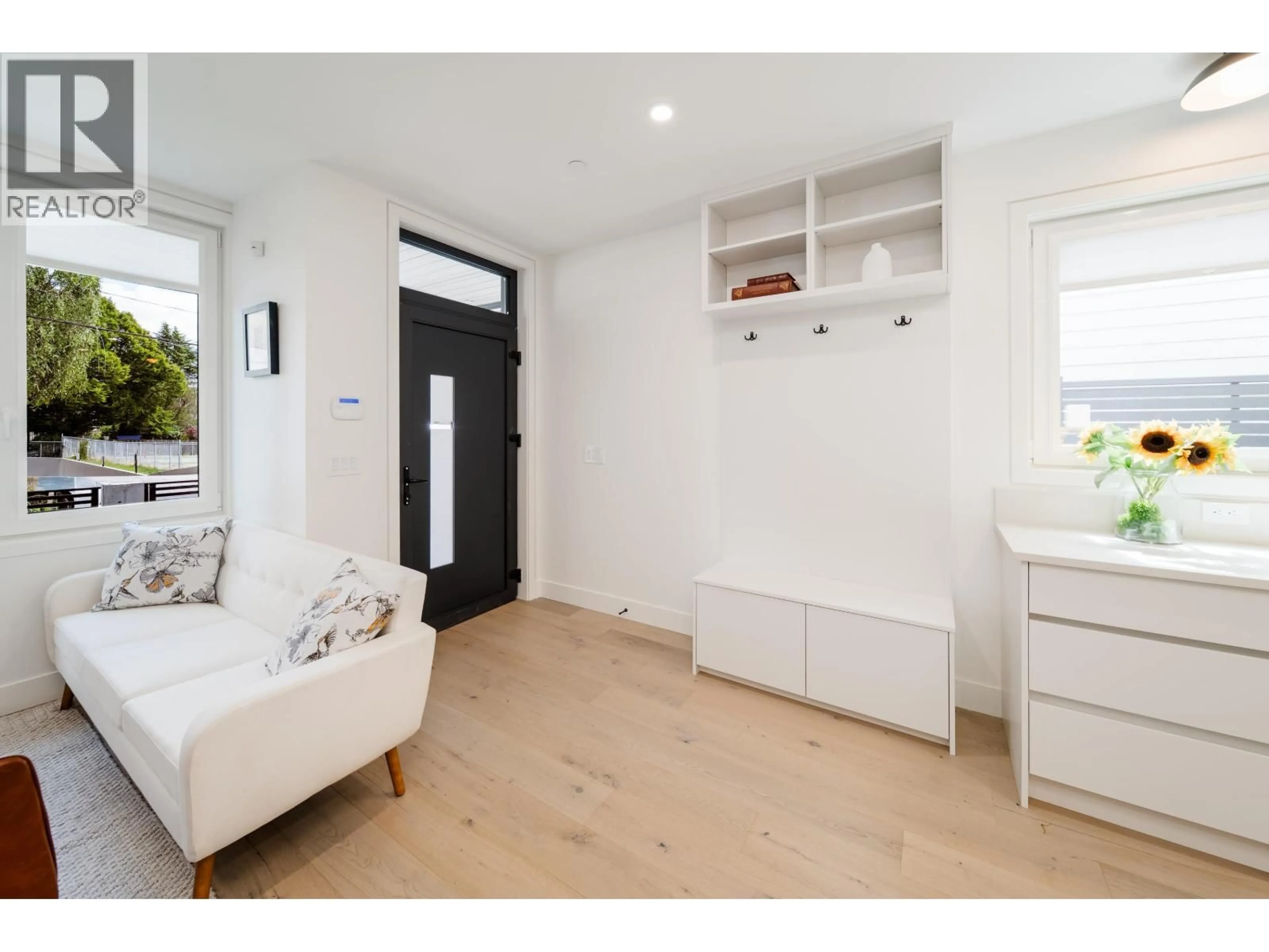 Indoor entryway for 1 - 817 ST. ANDREWS STREET, New Westminster British Columbia V3M1V9