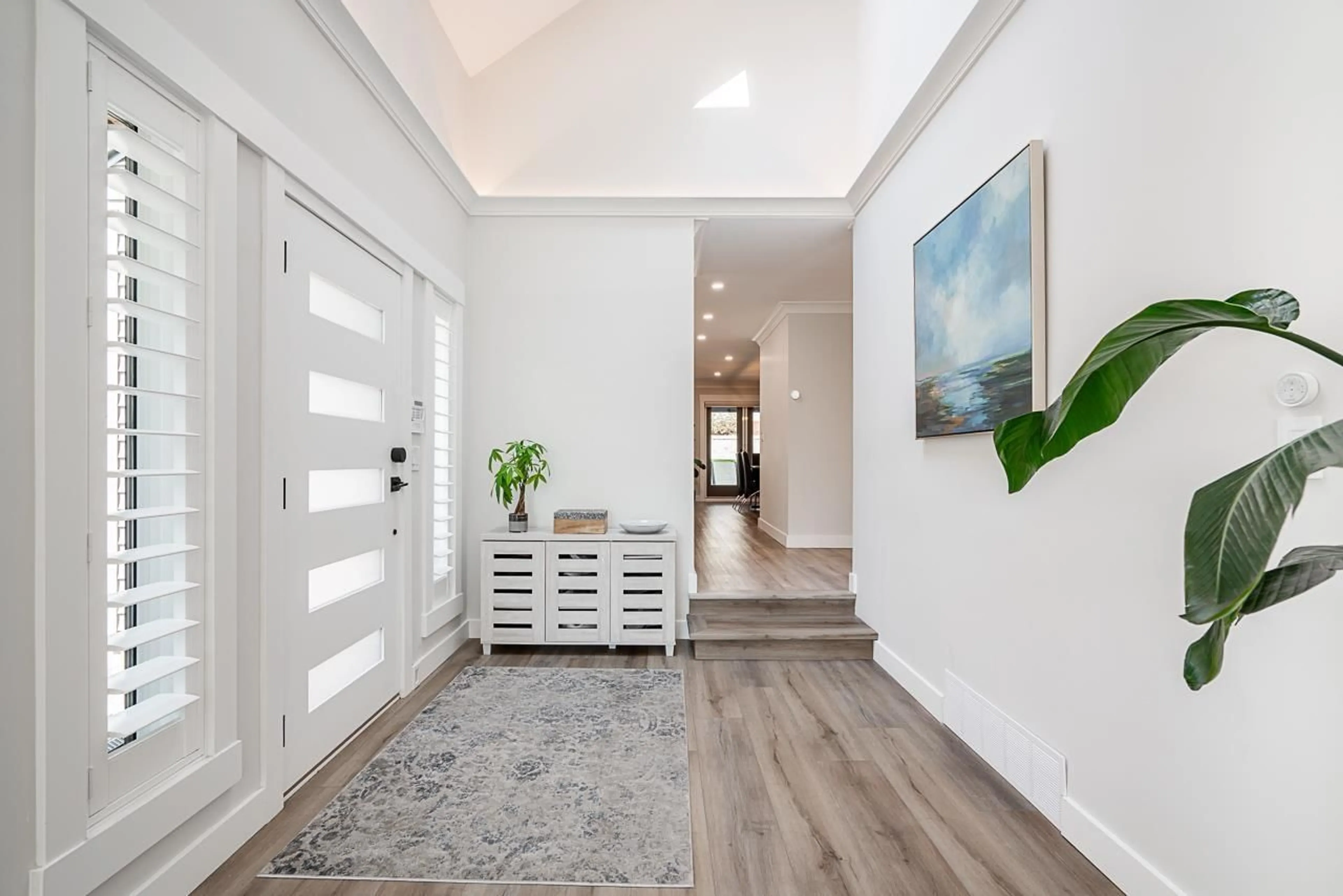 Indoor entryway for 15807 COLUMBIA, White Rock British Columbia V4B5H7