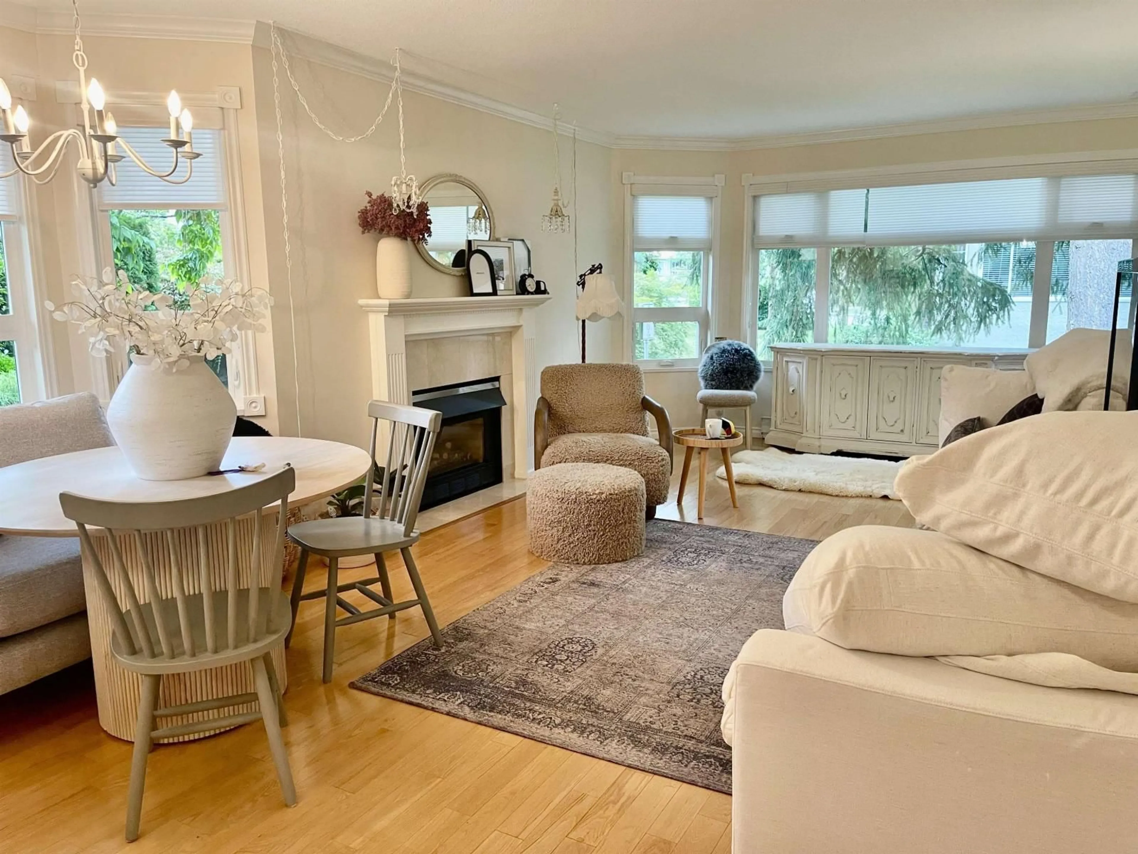 Living room with furniture, wood/laminate floor for 411 - 1220 FIR, White Rock British Columbia V4B4B1