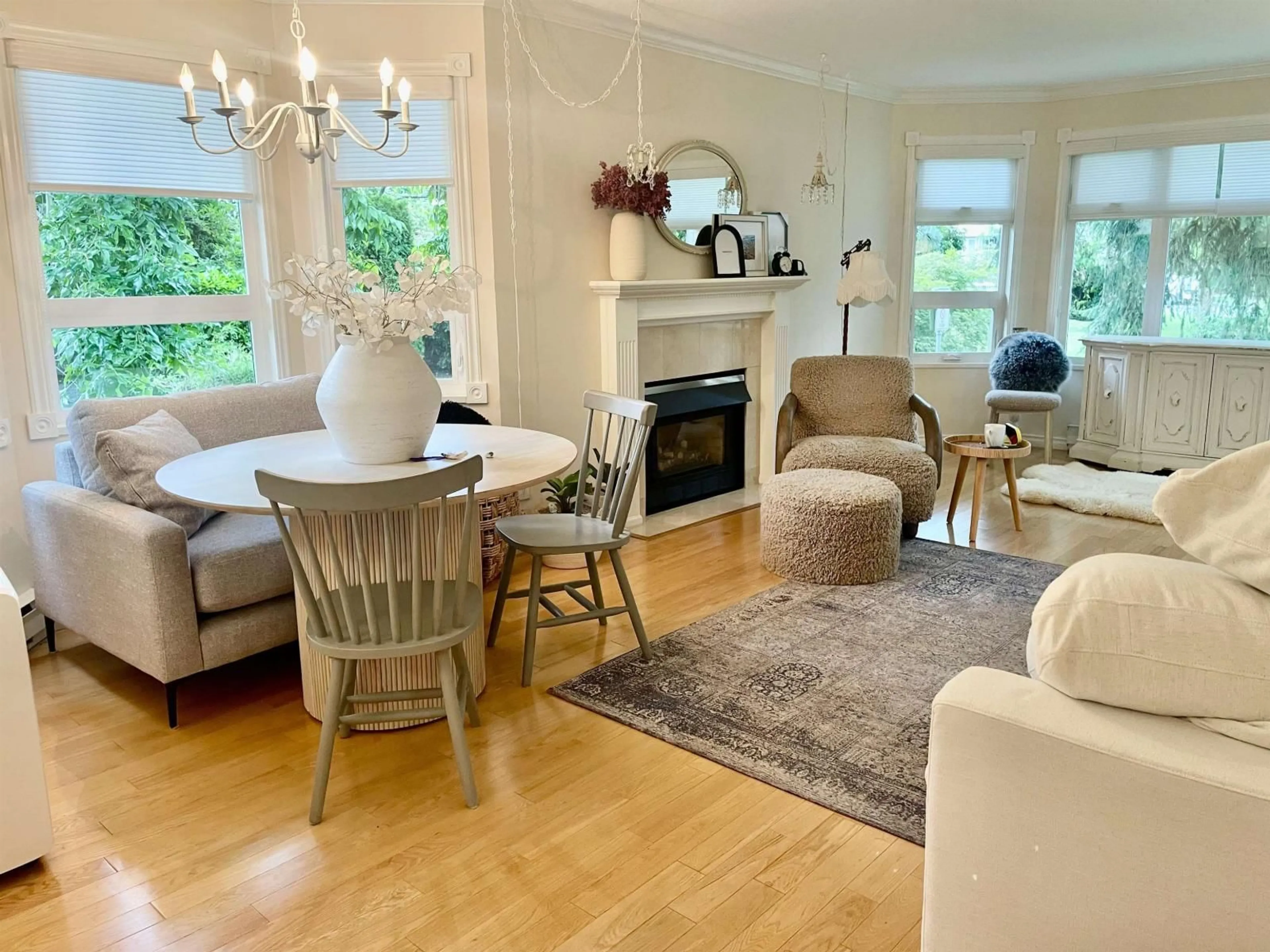 Living room with furniture, wood/laminate floor for 411 - 1220 FIR, White Rock British Columbia V4B4B1