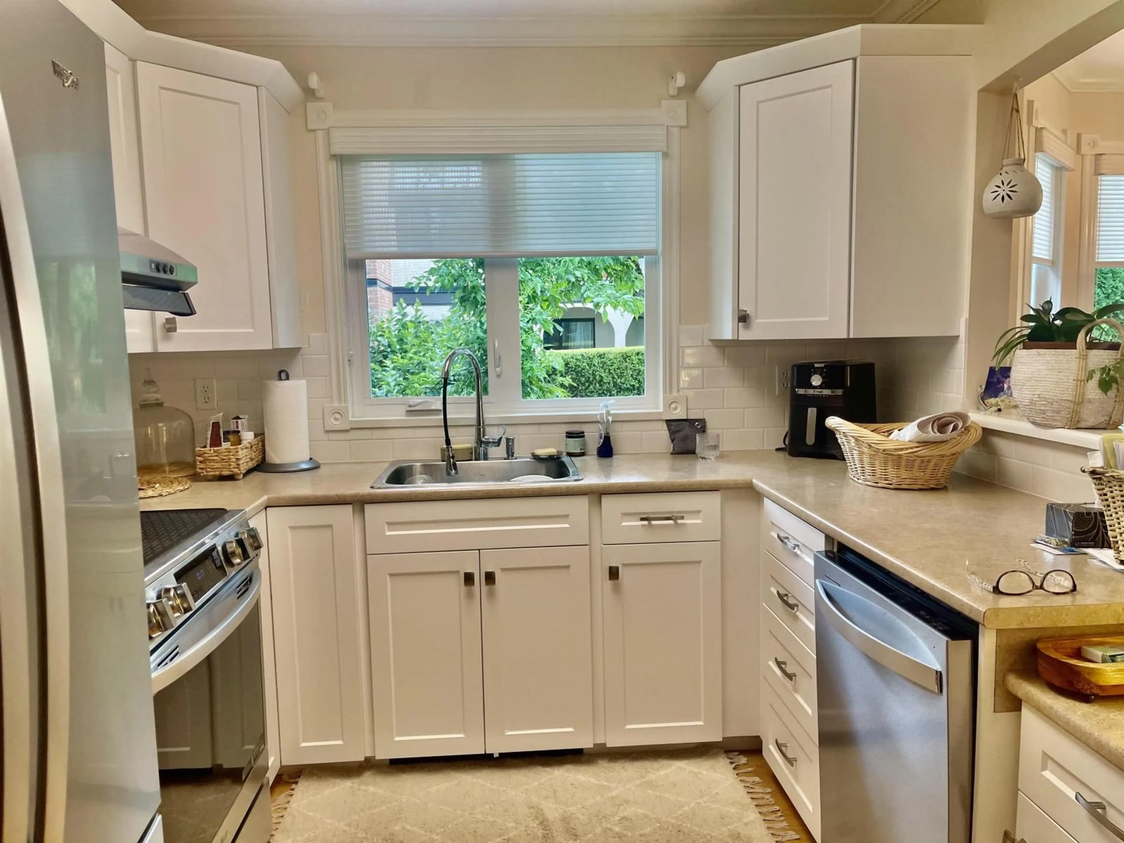 Standard kitchen, ceramic/tile floor for 411 - 1220 FIR, White Rock British Columbia V4B4B1