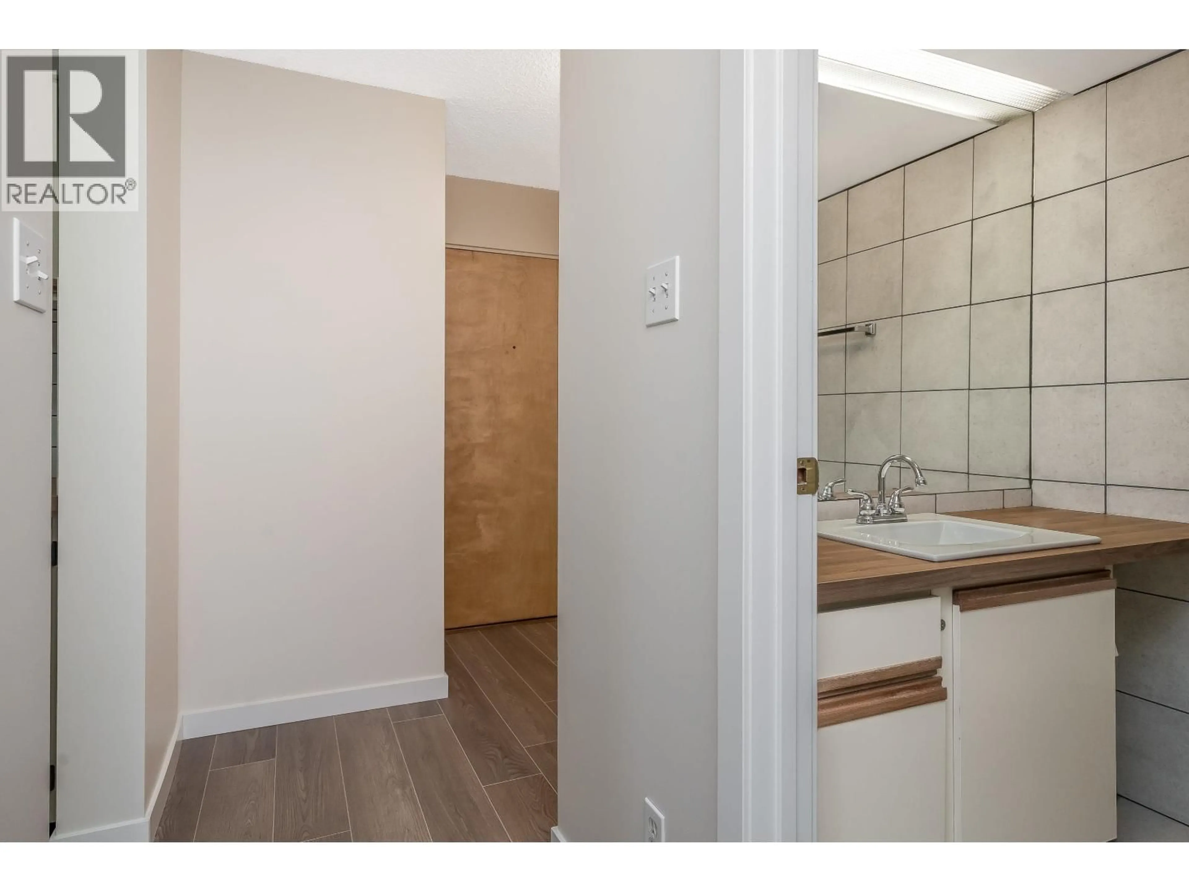 Standard bathroom, unknown for 404 - 1026 QUEENS AVENUE, New Westminster British Columbia V3M6B2