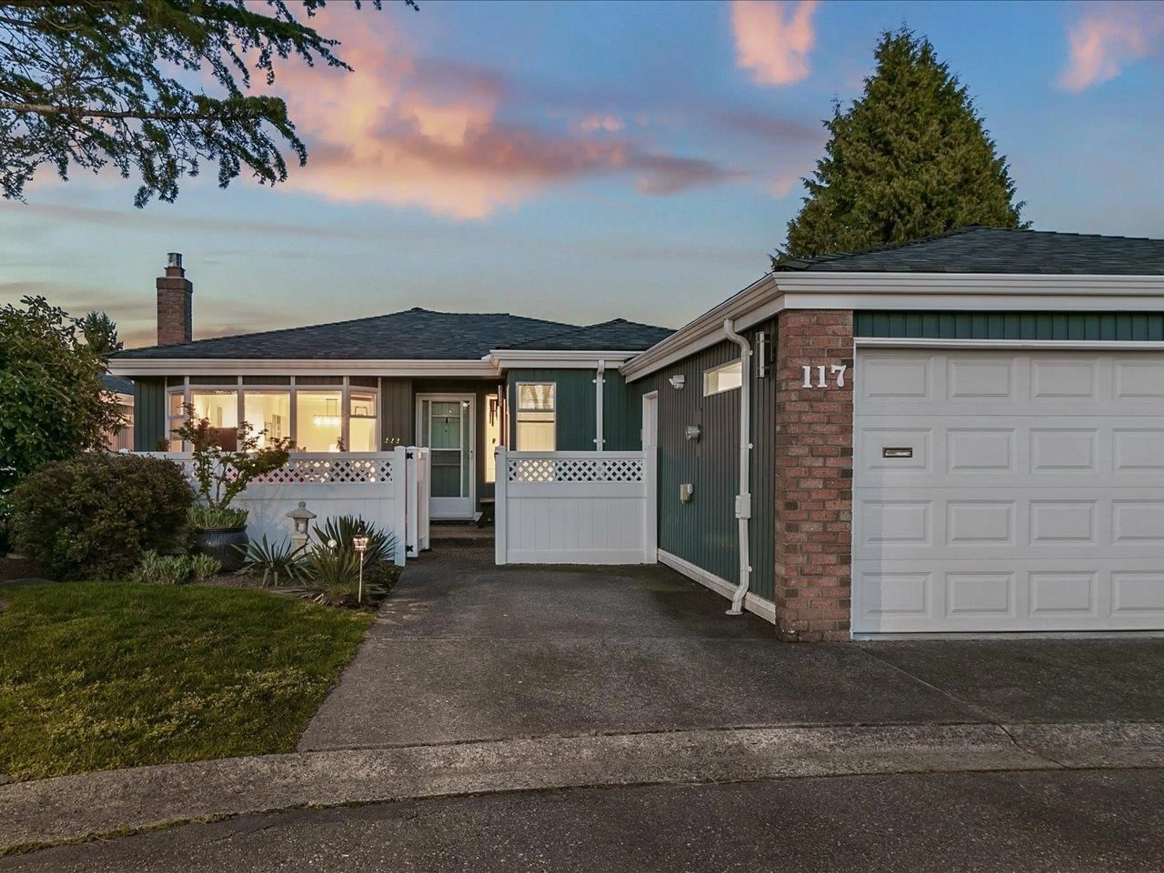 Home with vinyl exterior material, street for 117 - 14271 18A, Surrey British Columbia V4A7N8