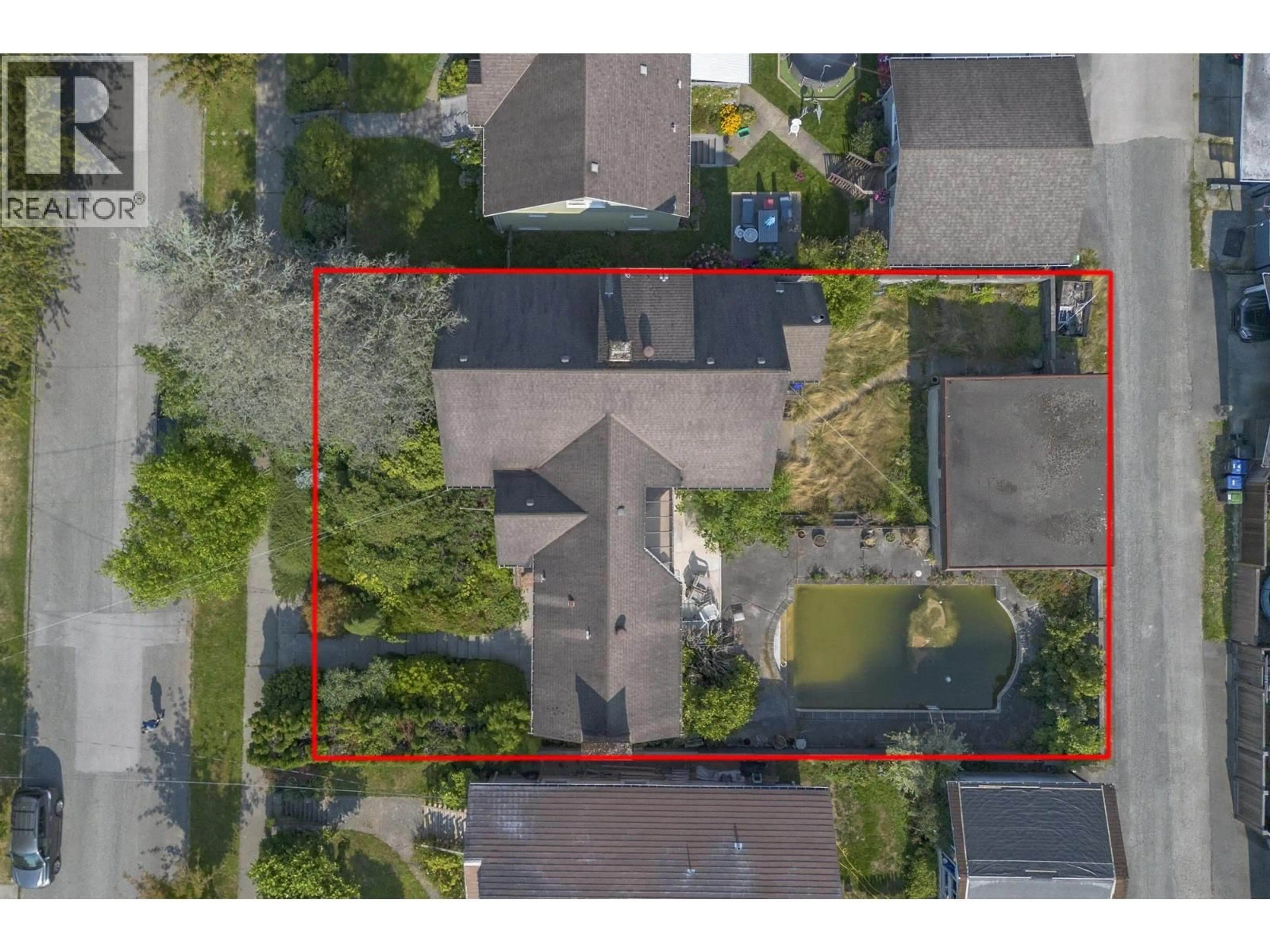 A pic from outside/outdoor area/front of a property/back of a property/a pic from drone, street for 108 SEVENTH AVENUE, New Westminster British Columbia V3L1W3