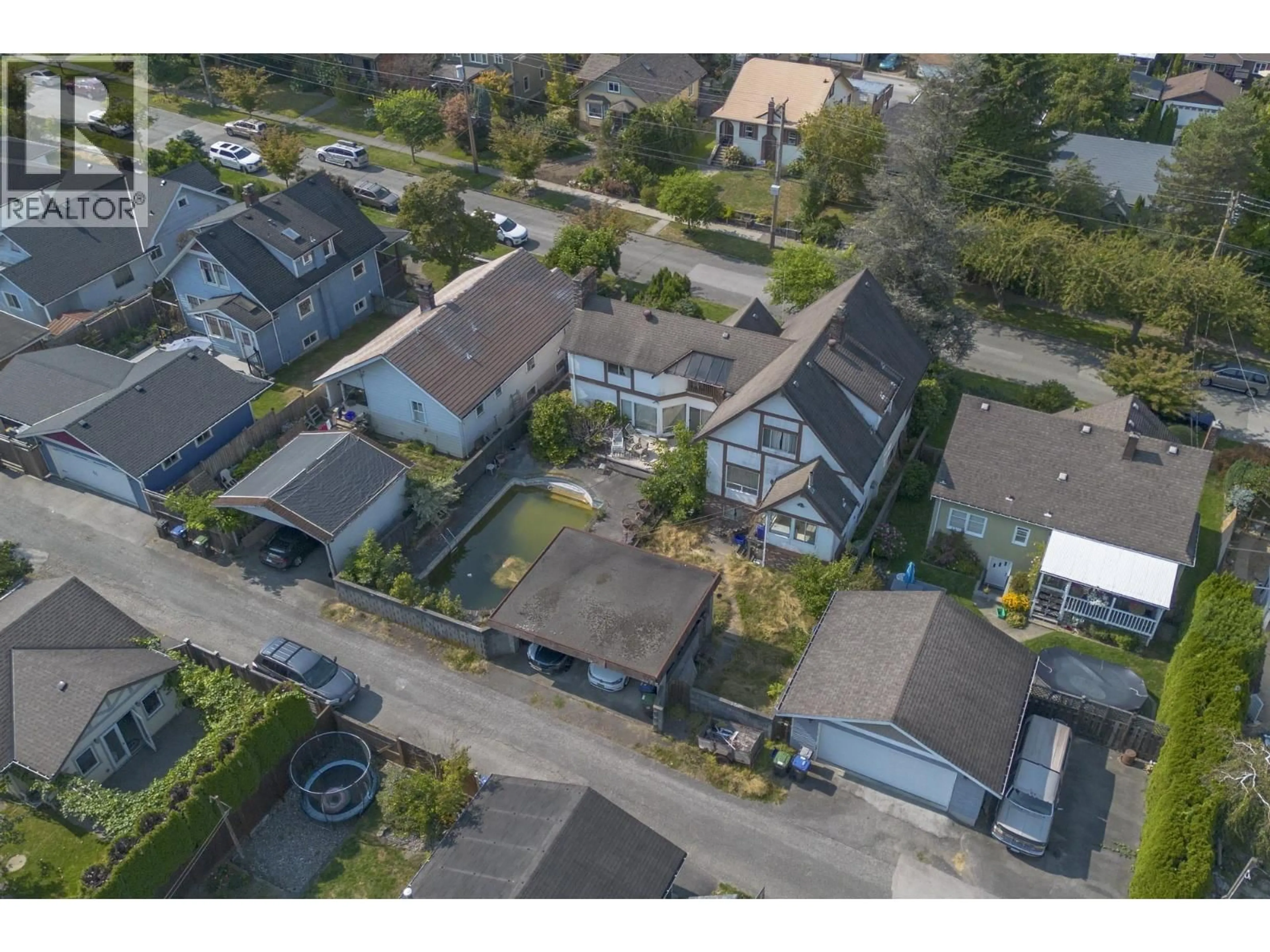 A pic from outside/outdoor area/front of a property/back of a property/a pic from drone, street for 108 SEVENTH AVENUE, New Westminster British Columbia V3L1W3