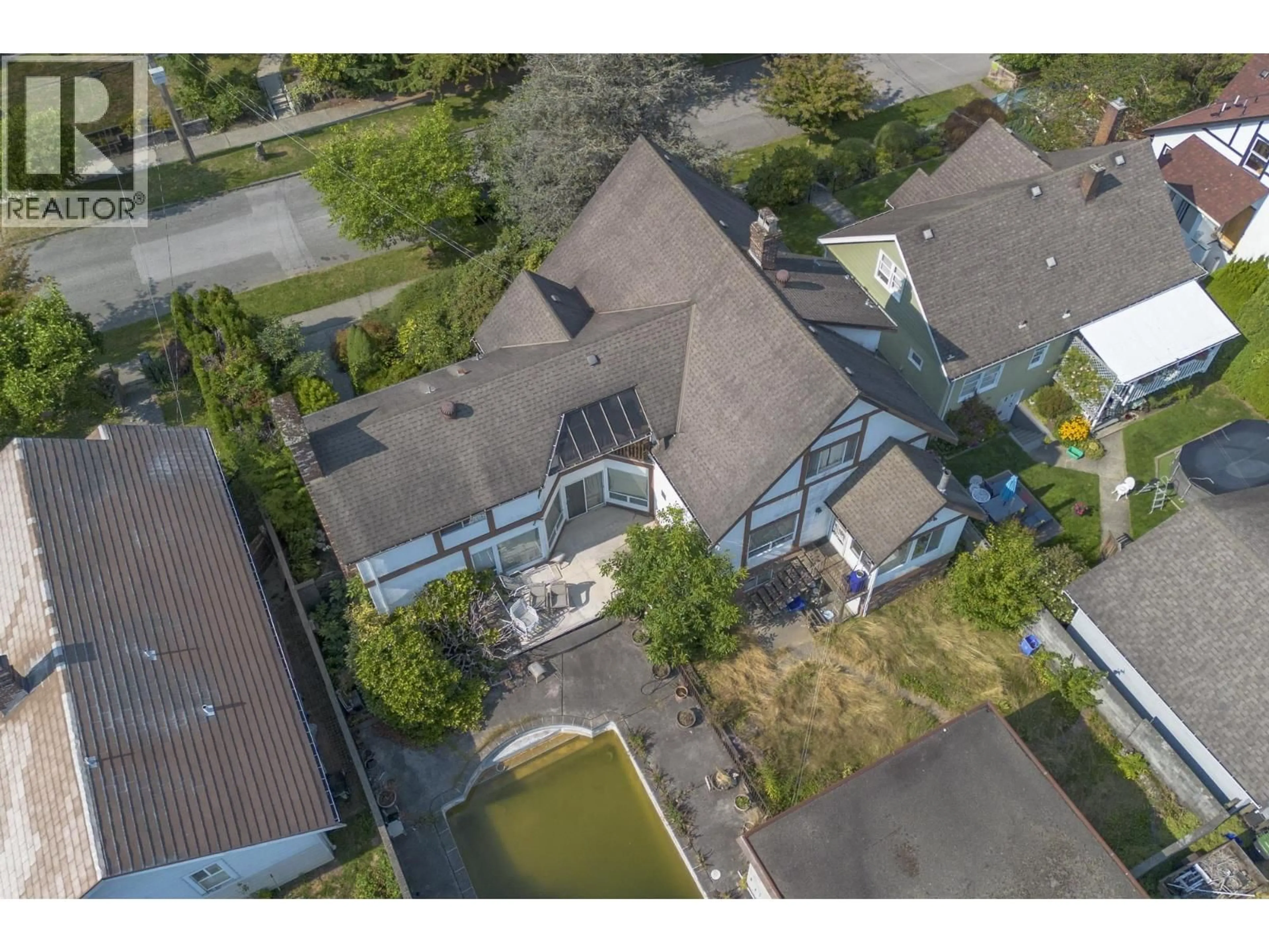 A pic from outside/outdoor area/front of a property/back of a property/a pic from drone, street for 108 SEVENTH AVENUE, New Westminster British Columbia V3L1W3