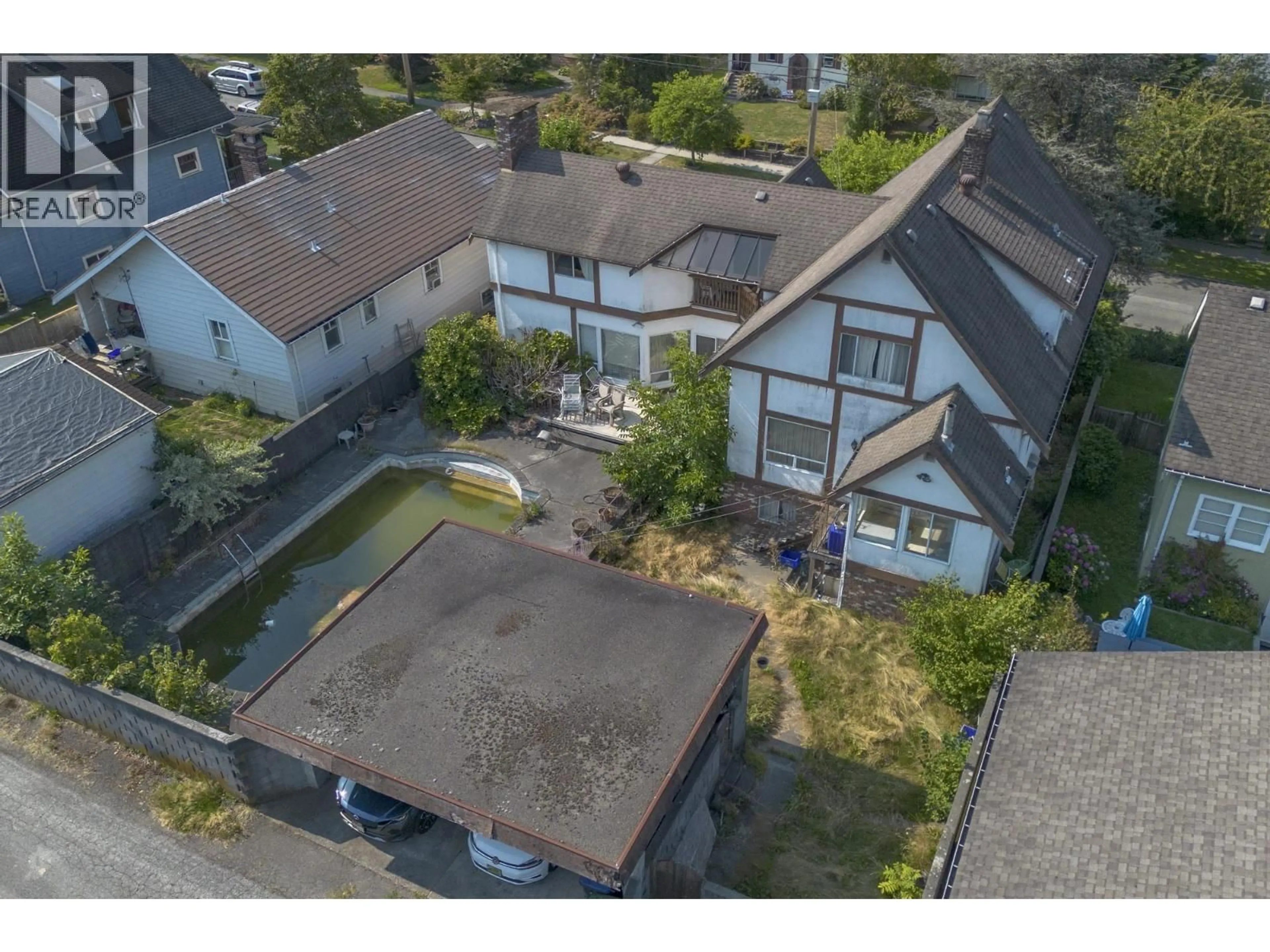 A pic from outside/outdoor area/front of a property/back of a property/a pic from drone, street for 108 SEVENTH AVENUE, New Westminster British Columbia V3L1W3