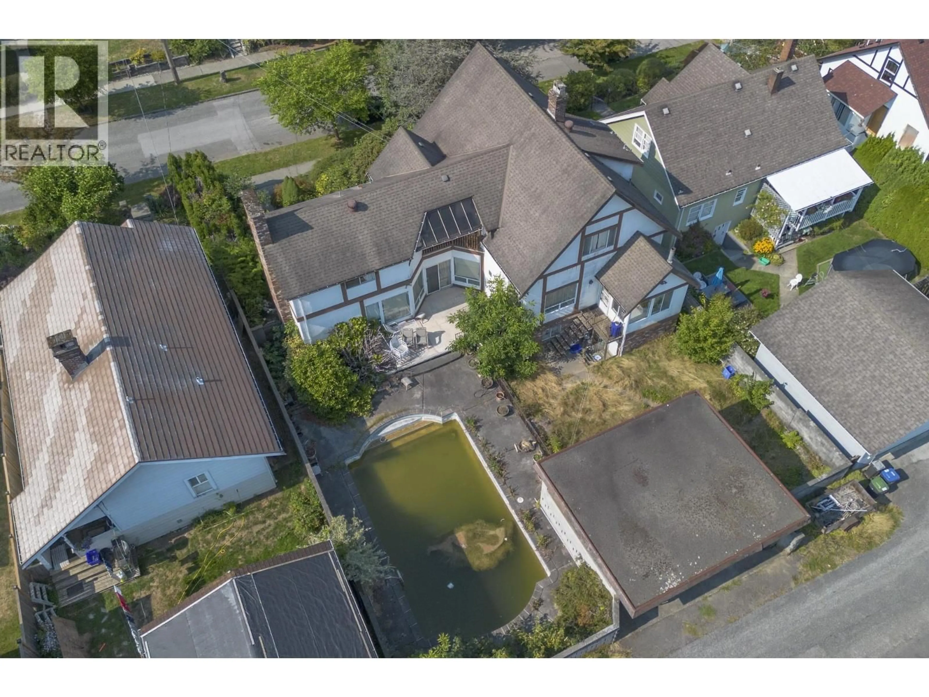 A pic from outside/outdoor area/front of a property/back of a property/a pic from drone, street for 108 SEVENTH AVENUE, New Westminster British Columbia V3L1W3