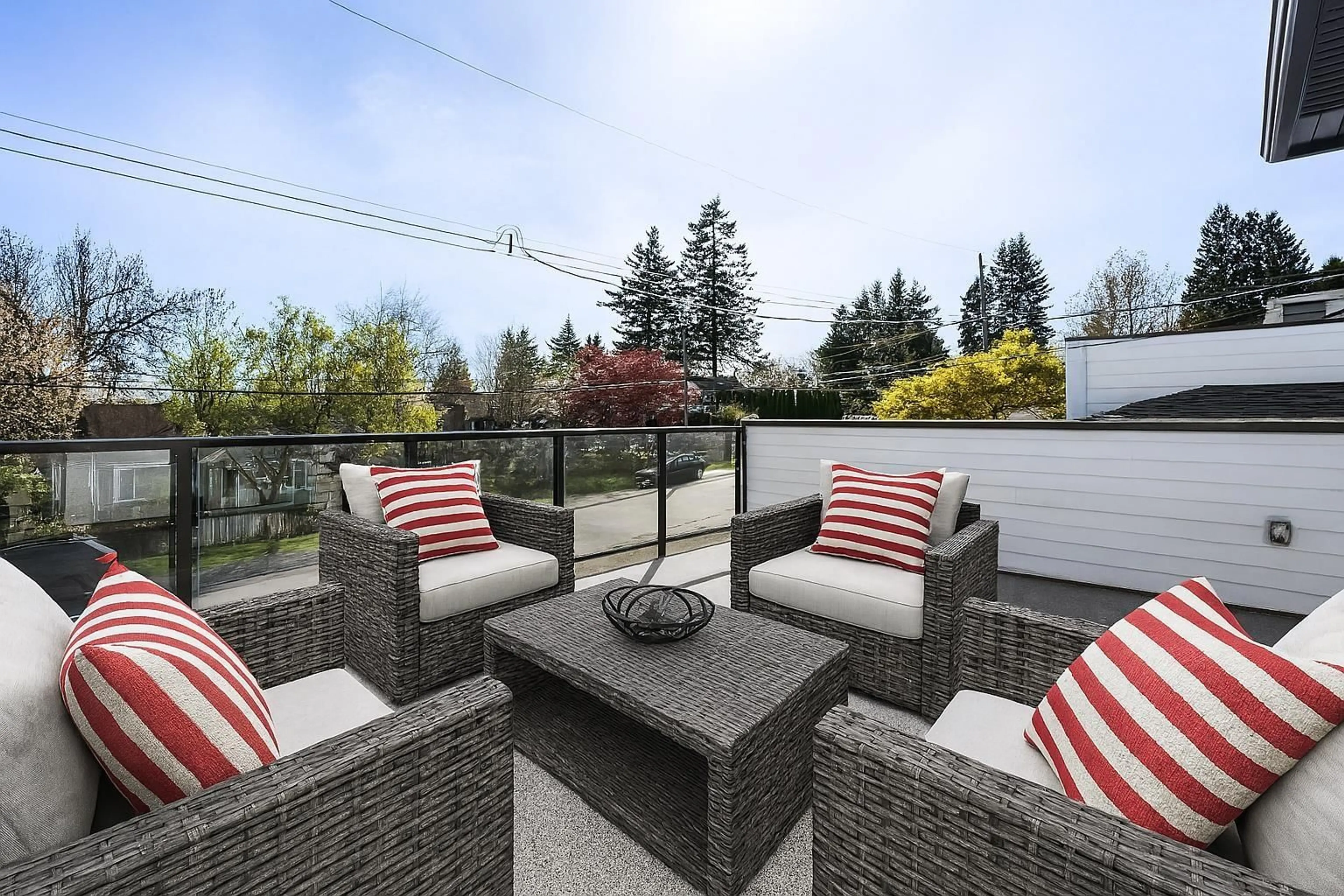 Patio, street for 32927 3RD, Mission British Columbia V2V1N2