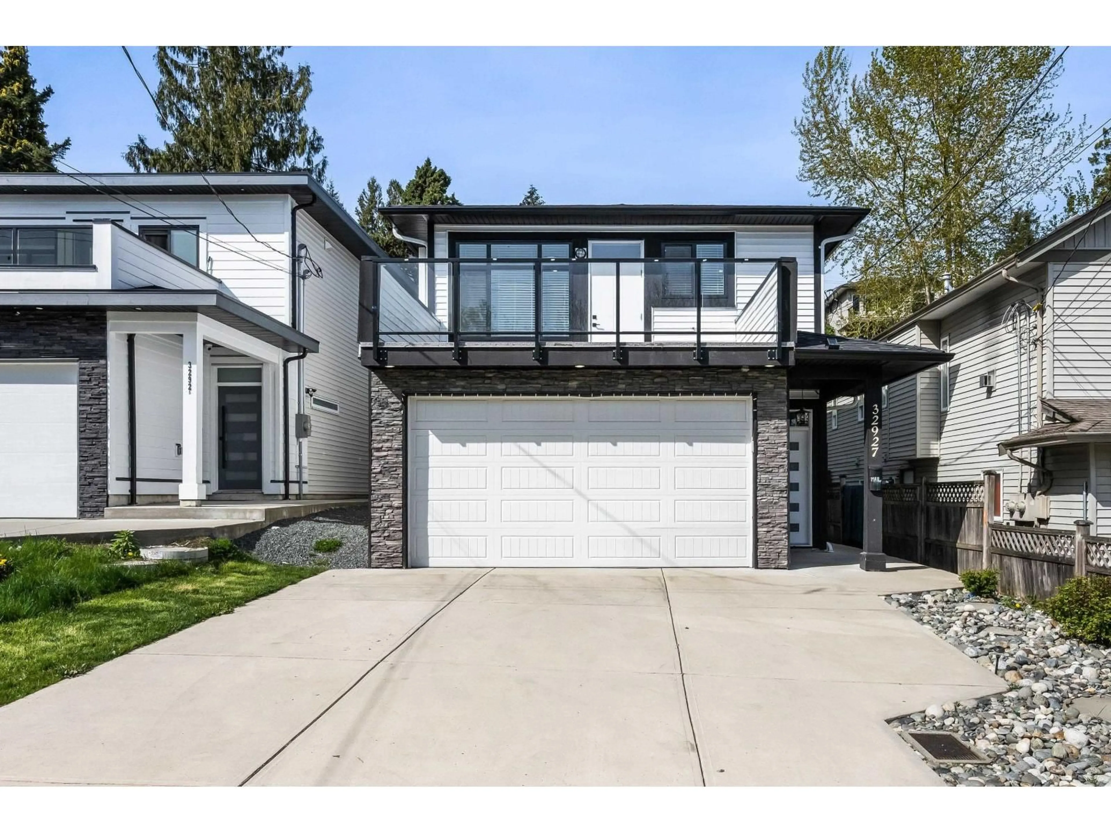 Home with vinyl exterior material, street for 32927 3RD, Mission British Columbia V2V1N2