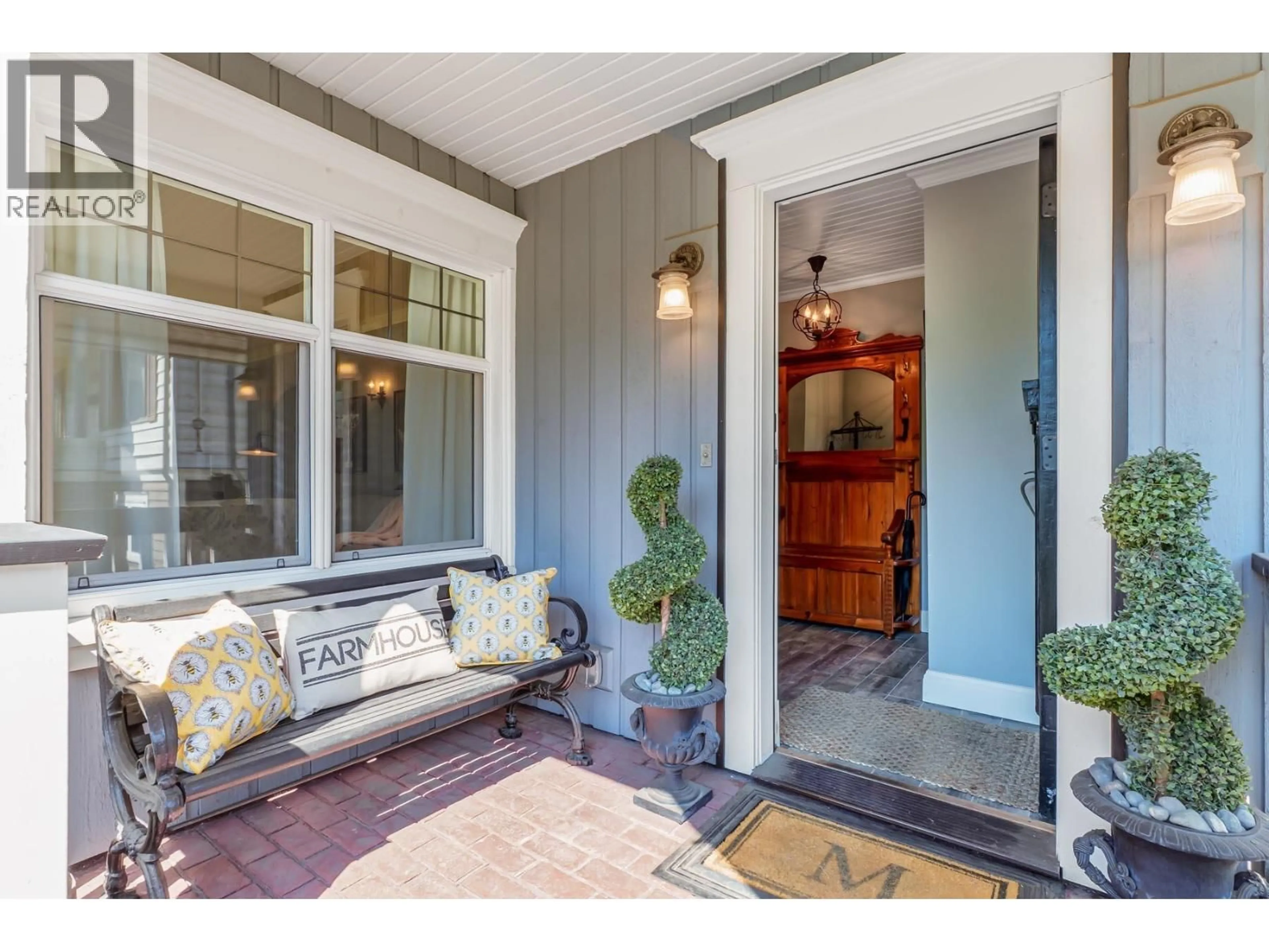 Indoor entryway for 725 FIFTH STREET, New Westminster British Columbia V3L2Y2