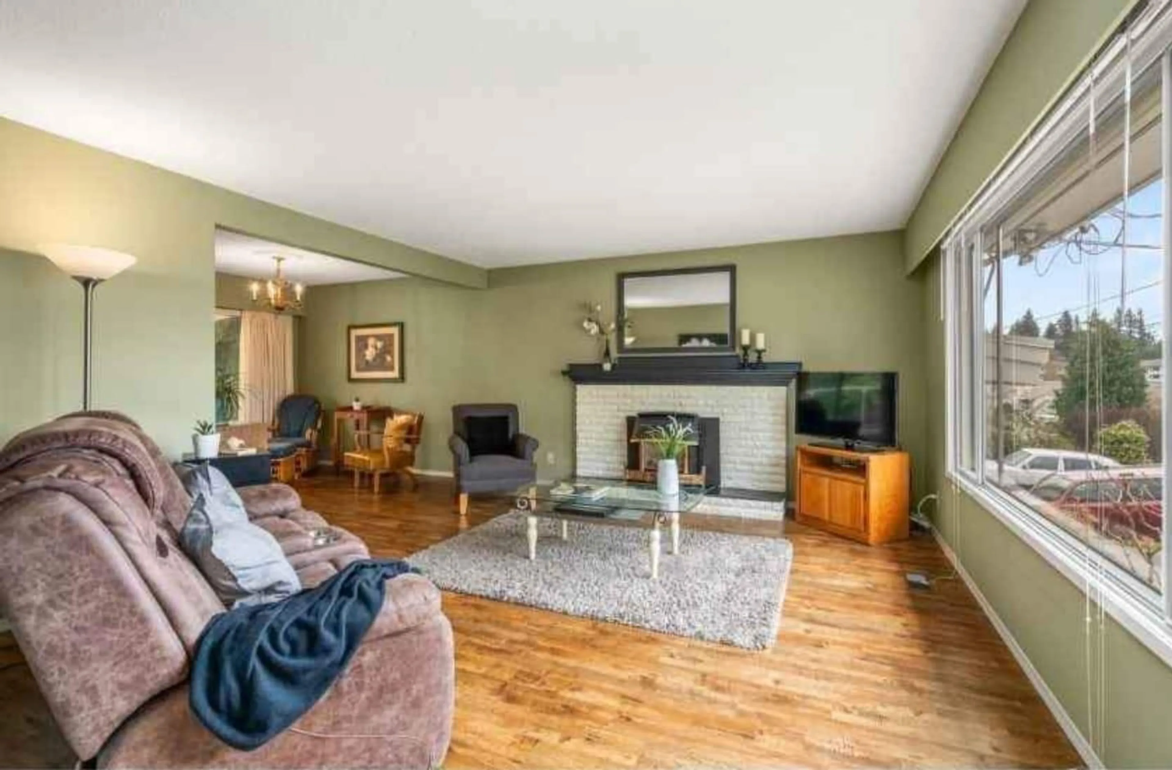 Living room with furniture, wood/laminate floor for 32611 HOLLYWOOD, Abbotsford British Columbia V2T1R9