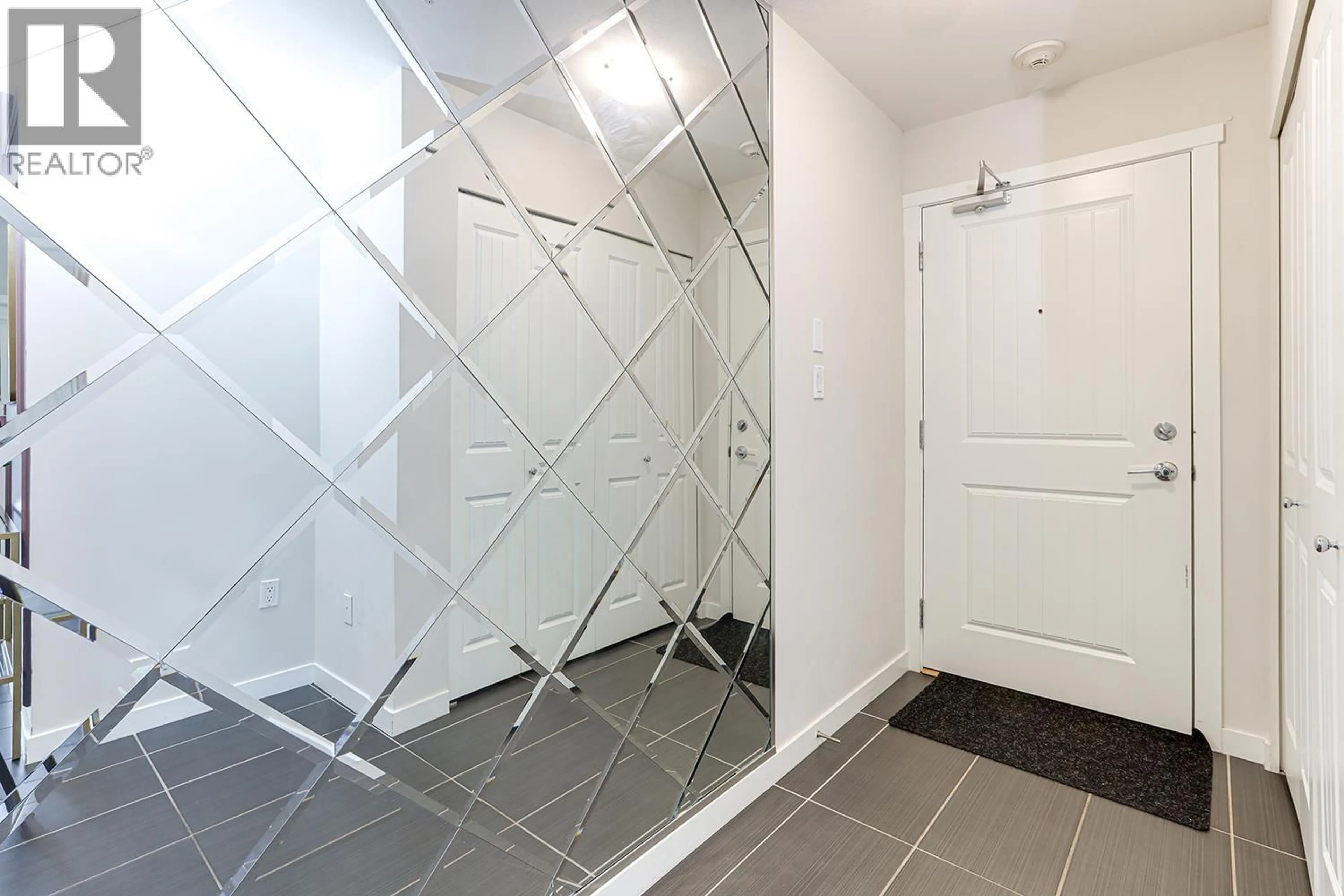 Indoor entryway for 307 - 22290 NORTH AVENUE, Maple Ridge British Columbia V2X8Z8