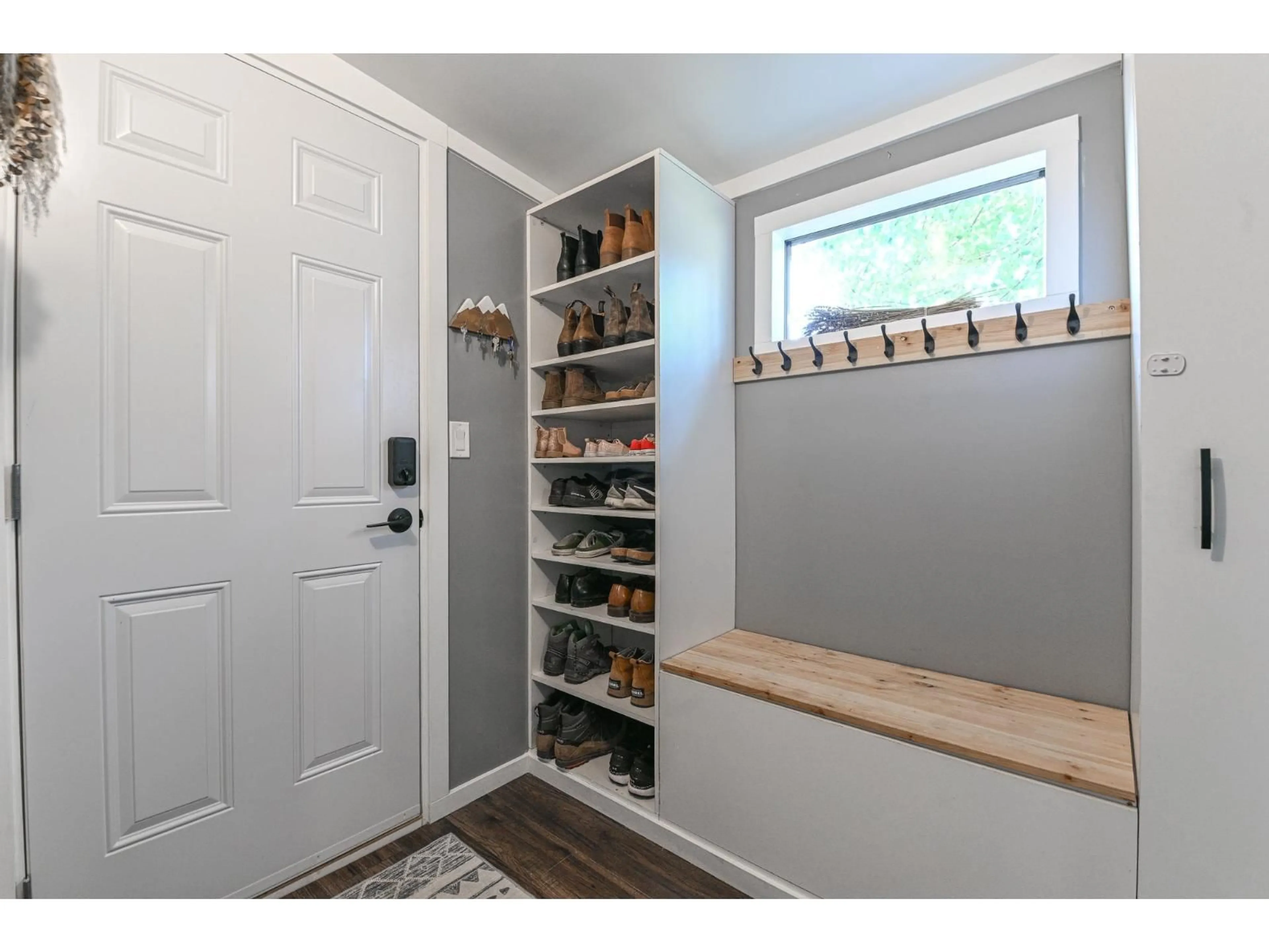 Indoor entryway for 106 - 46511 CHILLIWACK LAKE ROAD, Chilliwack British Columbia V2R3S5