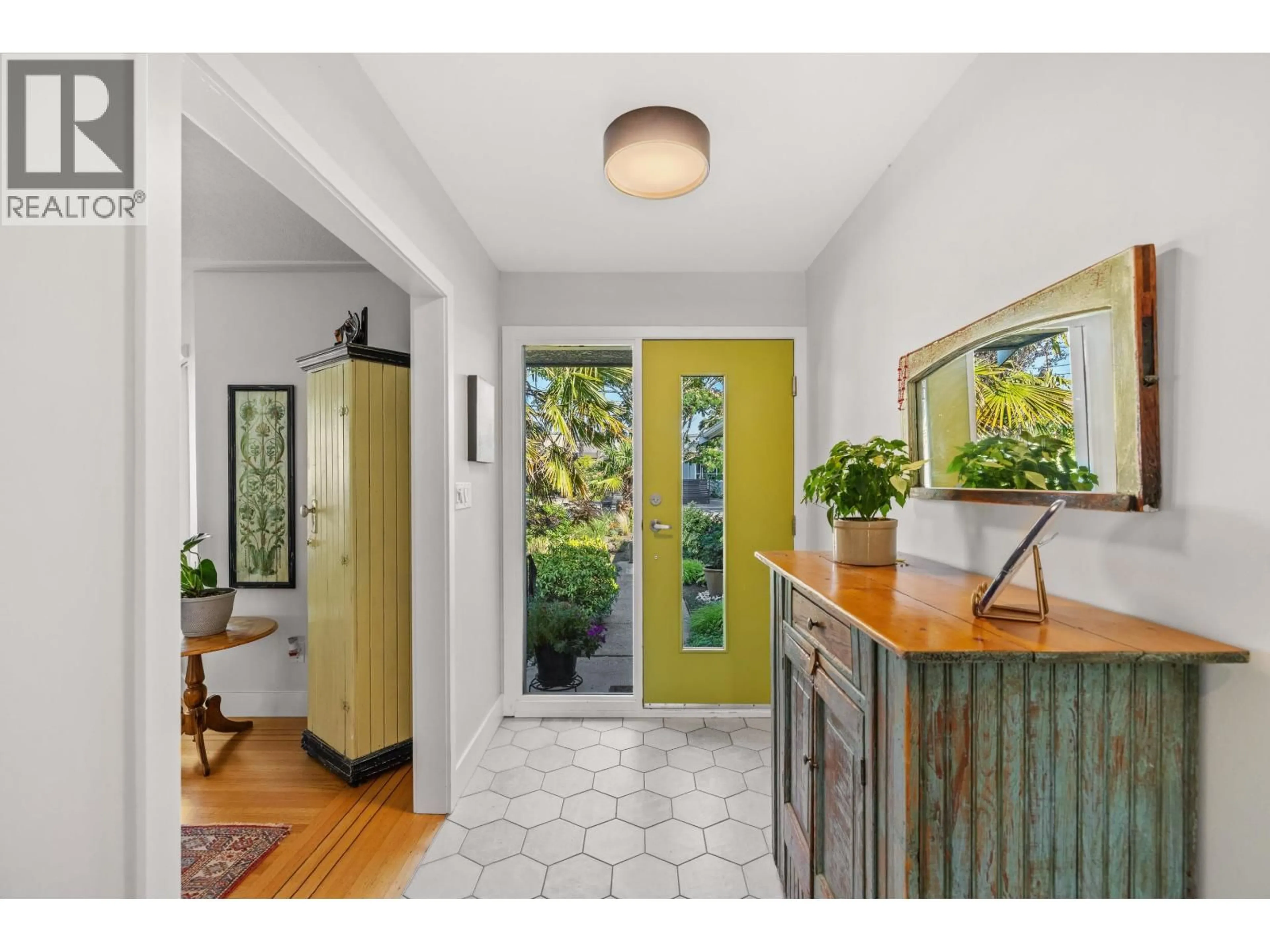 Indoor entryway for 283 67A STREET, Tsawwassen British Columbia V4L1L2