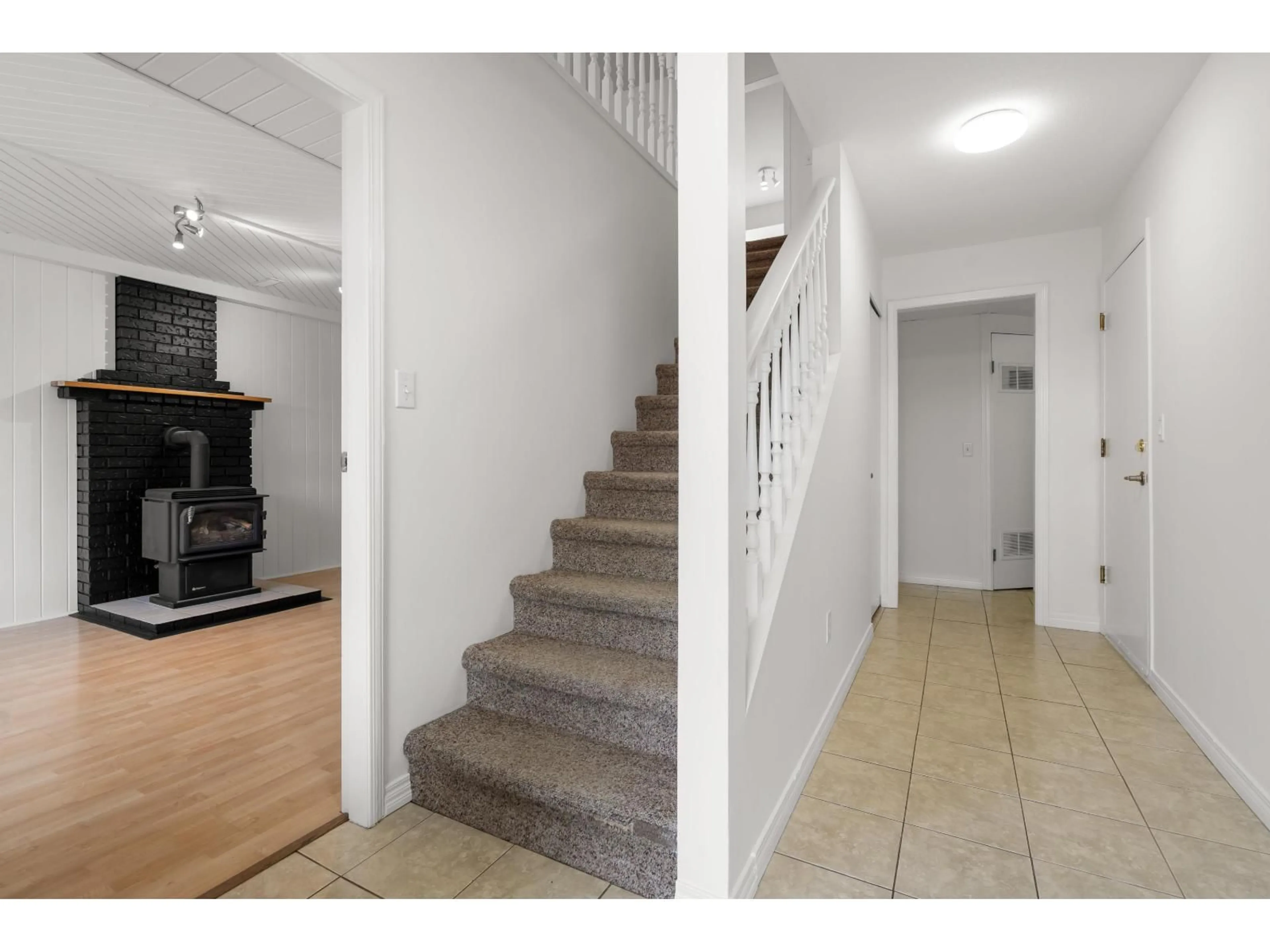 Unknown for 45130 BLUEJAY AVENUE, Chilliwack British Columbia V2R2V2