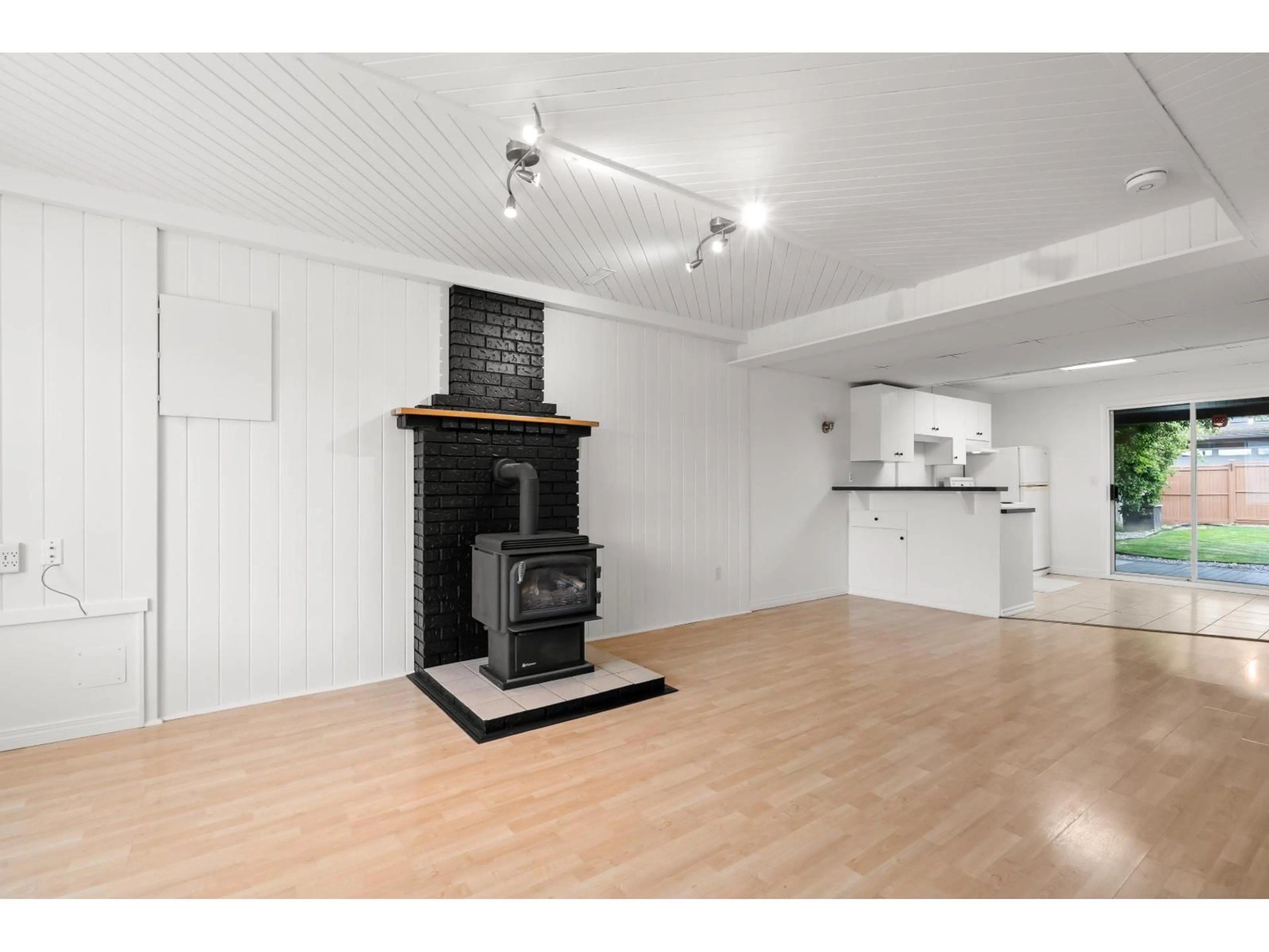 A pic of a room for 45130 BLUEJAY AVENUE, Chilliwack British Columbia V2R2V2