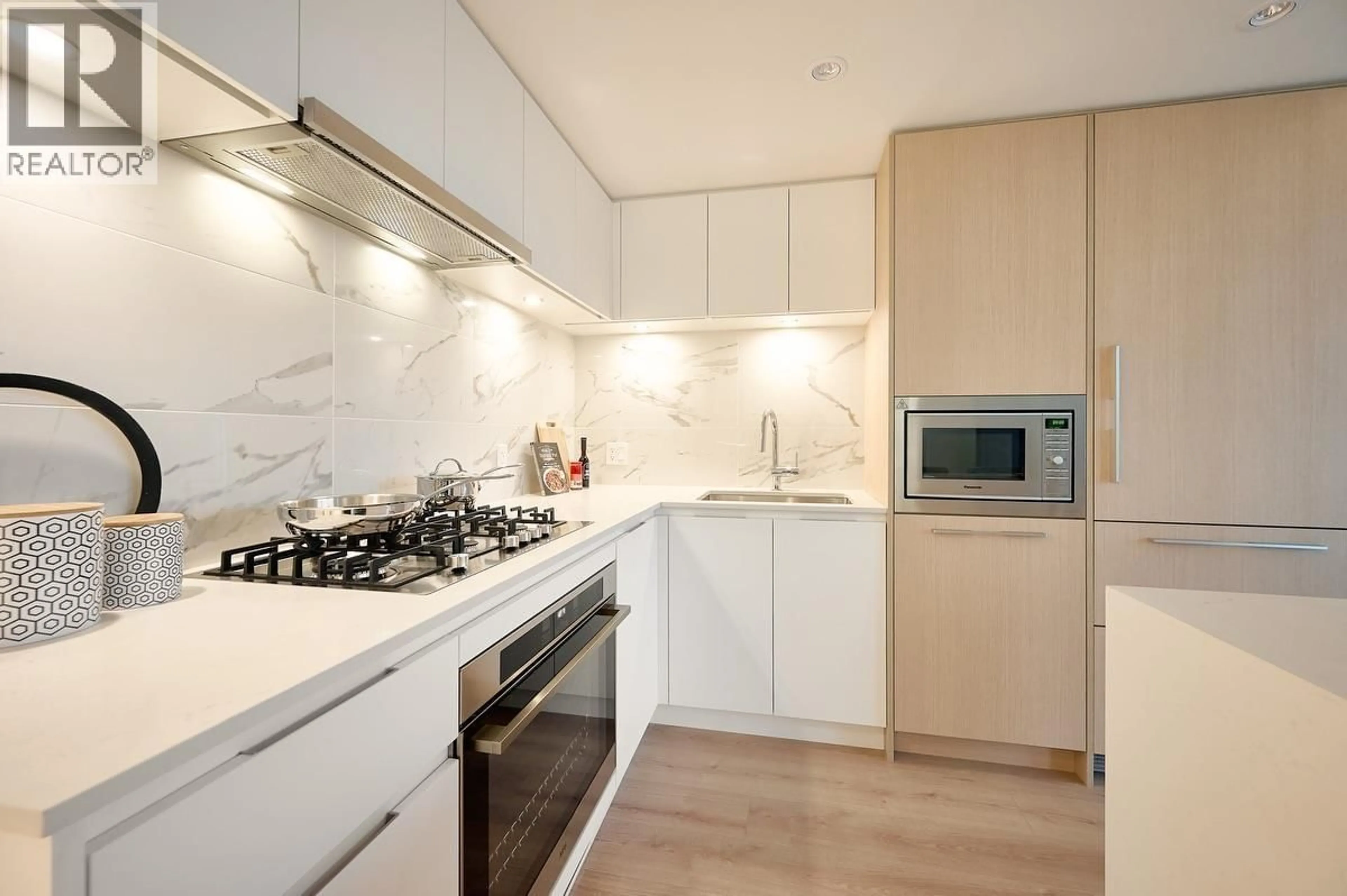 Standard kitchen, unknown for 1308 - 1500 FERN STREET, North Vancouver British Columbia V7J0E6