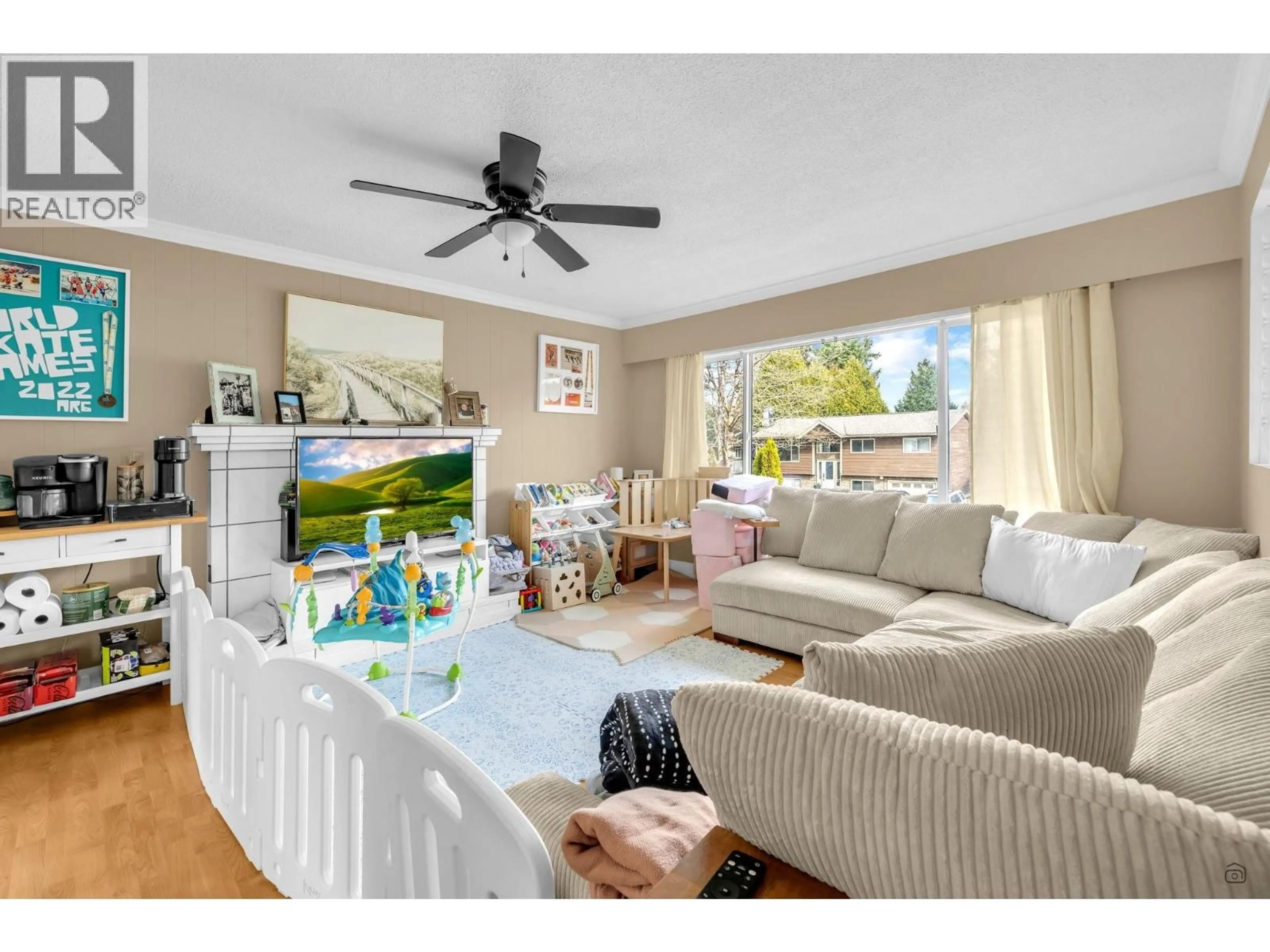 Living room with furniture, wood/laminate floor for 12155 GEE STREET, Maple Ridge British Columbia V2X7M7