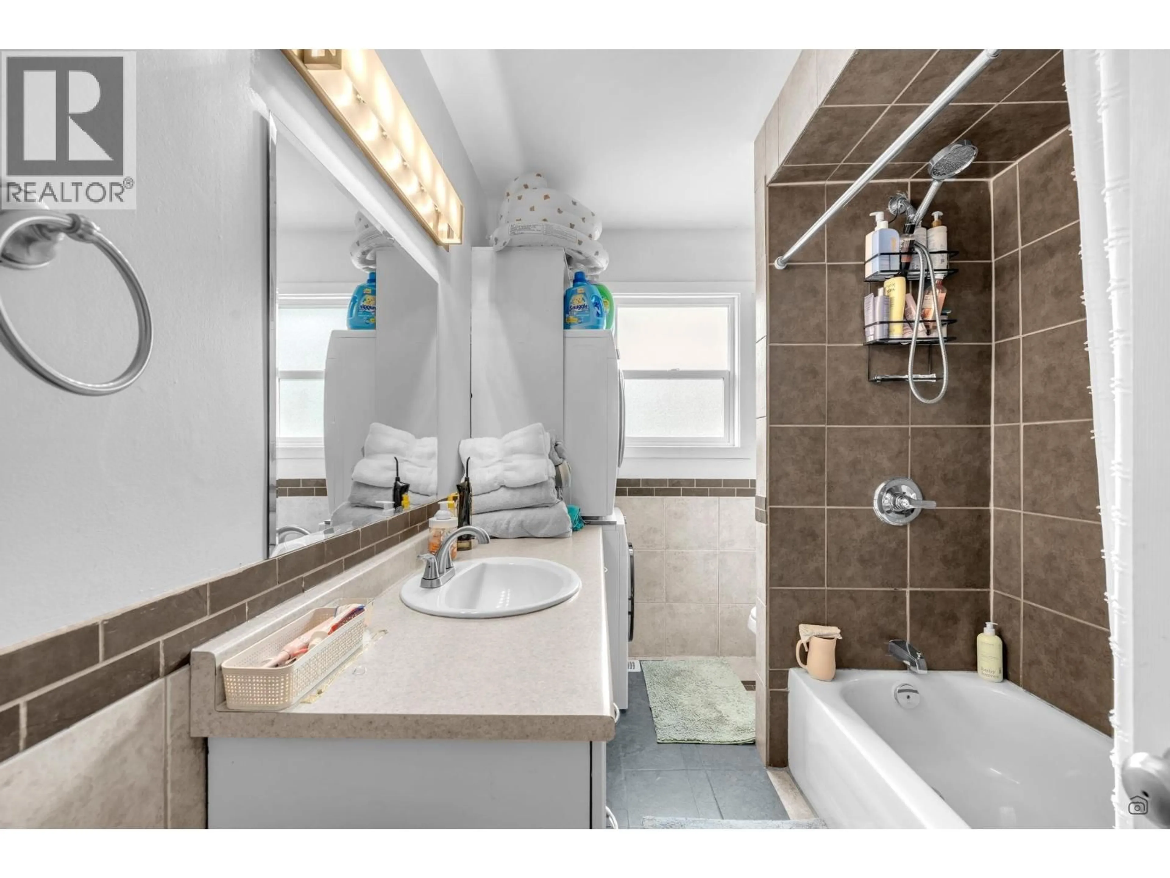 Contemporary bathroom, ceramic/tile floor for 12155 GEE STREET, Maple Ridge British Columbia V2X7M7