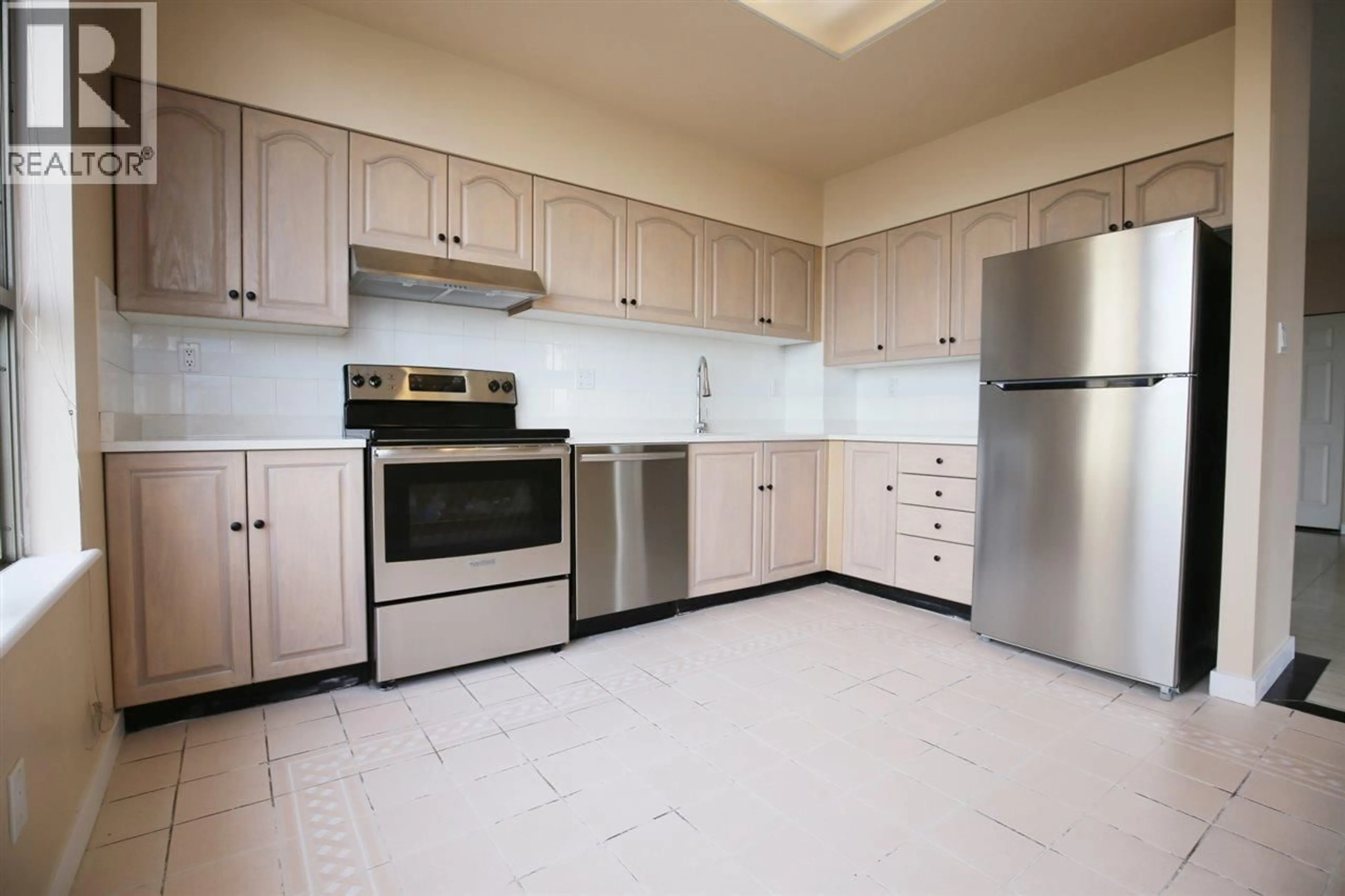 Standard kitchen, ceramic/tile floor for 1001 - 5885 OLIVE AVENUE, Burnaby British Columbia V5H4N8