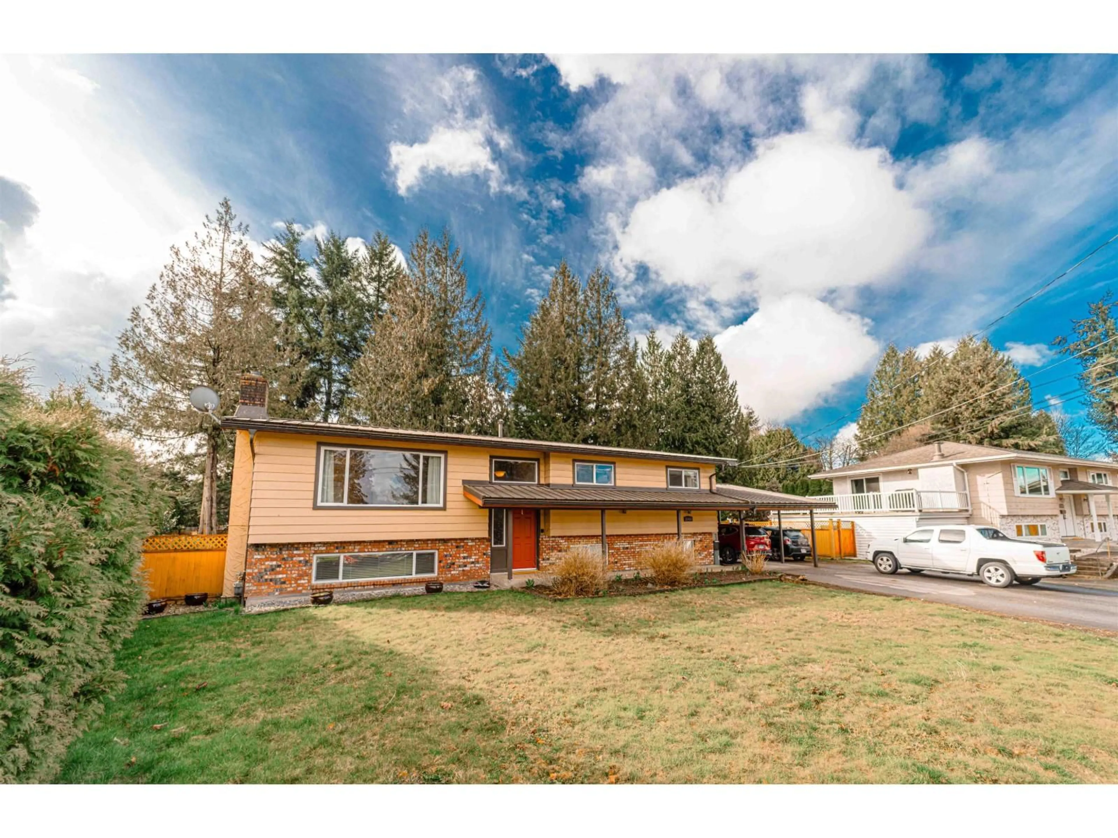 Home with vinyl exterior material, street for 33450 HUGGINS, Abbotsford British Columbia V2S2R7