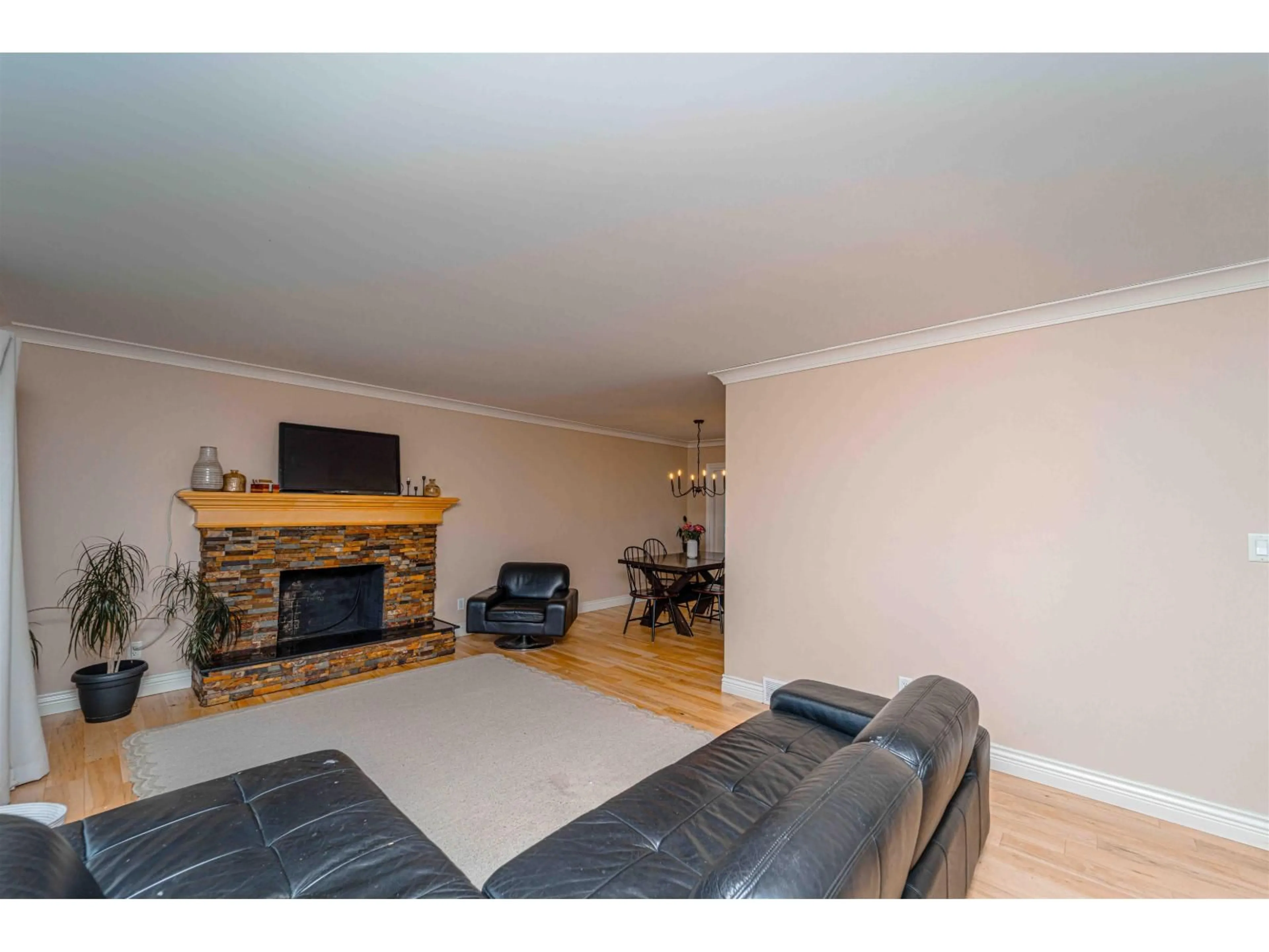 Living room with furniture, wood/laminate floor for 33450 HUGGINS, Abbotsford British Columbia V2S2R7