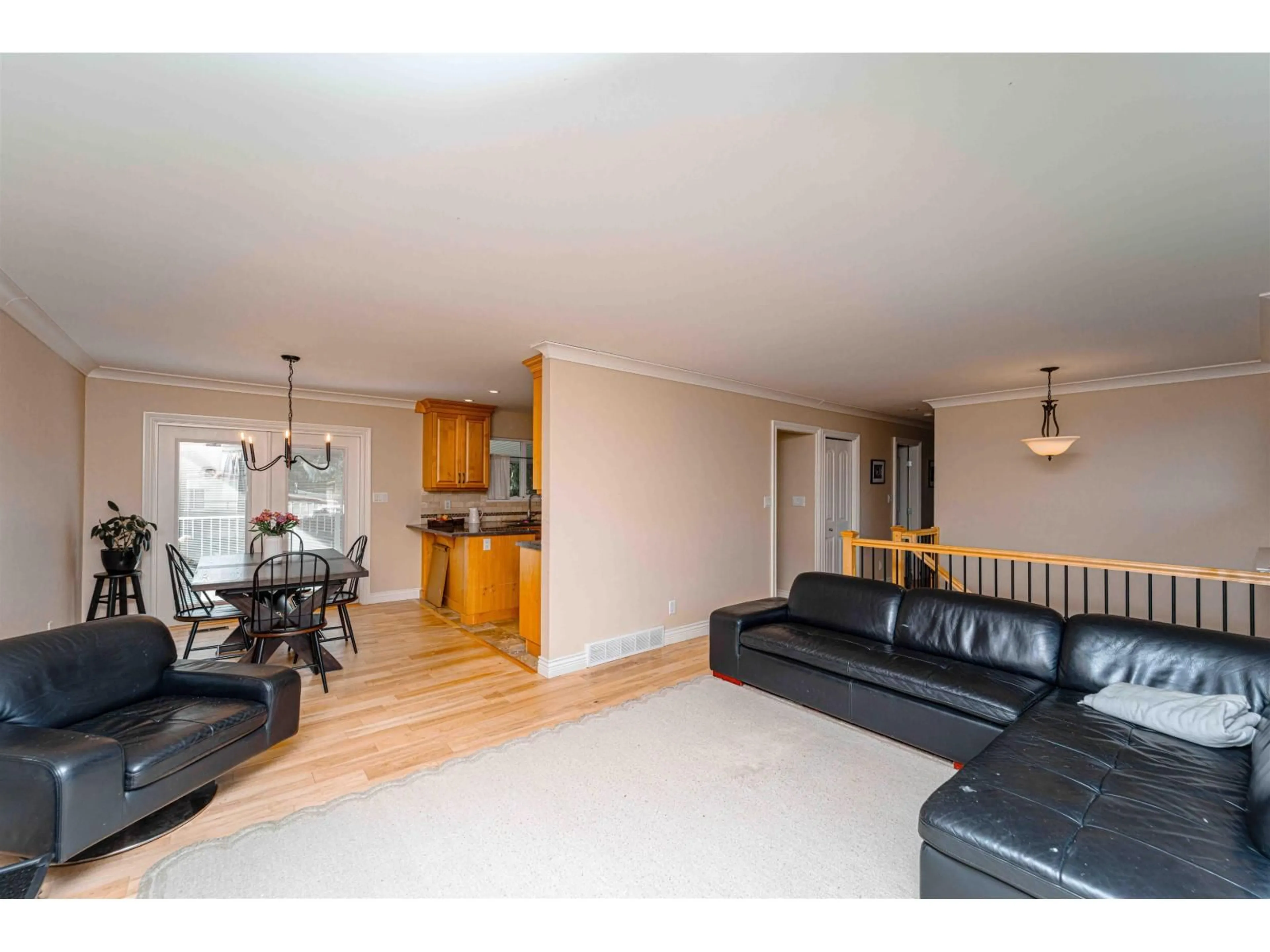 Living room with furniture, wood/laminate floor for 33450 HUGGINS, Abbotsford British Columbia V2S2R7