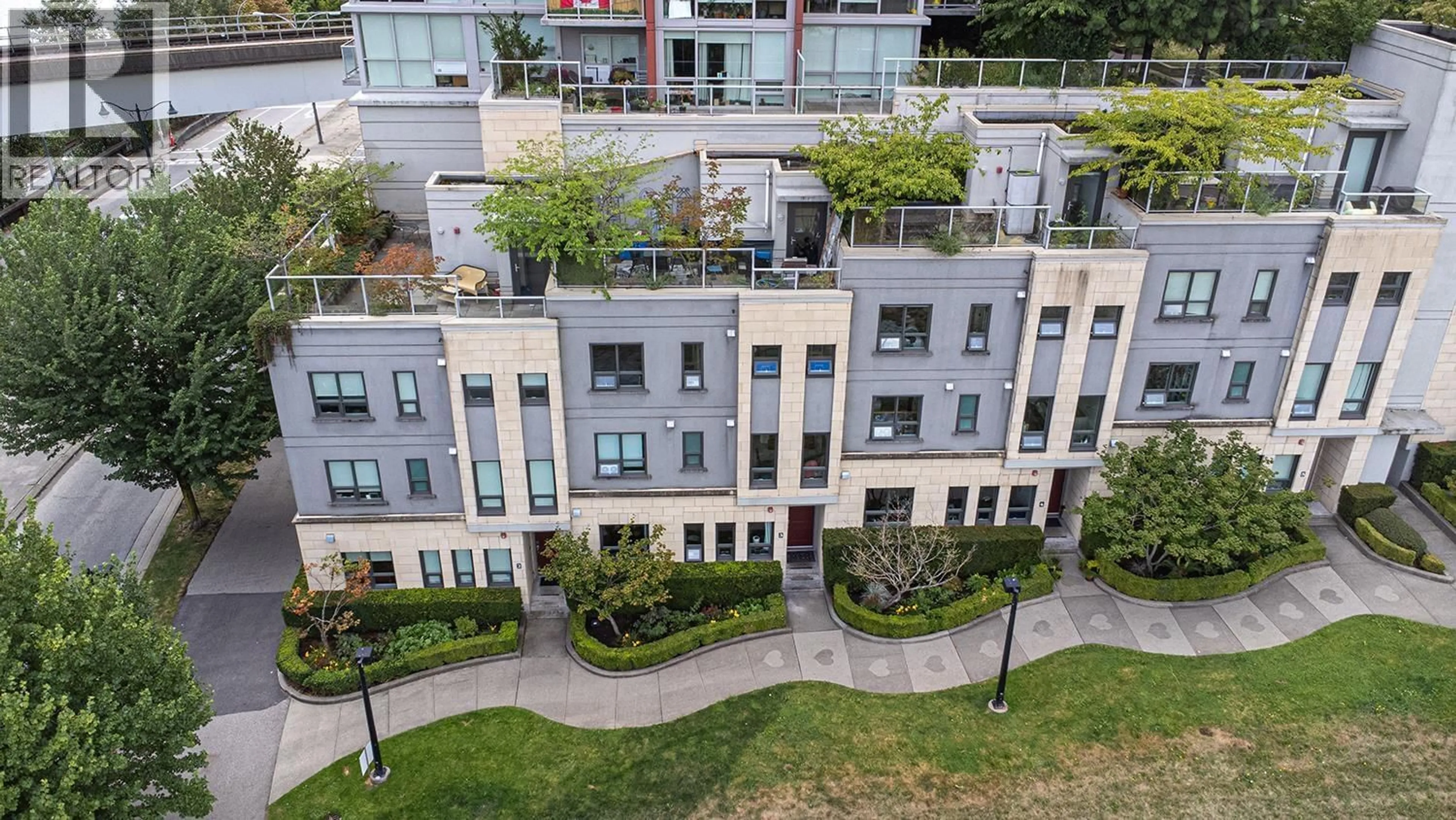 A pic from outside/outdoor area/front of a property/back of a property/a pic from drone, city buildings view from balcony for TH3 - 125 COLUMBIA STREET, New Westminster British Columbia V3L0G8