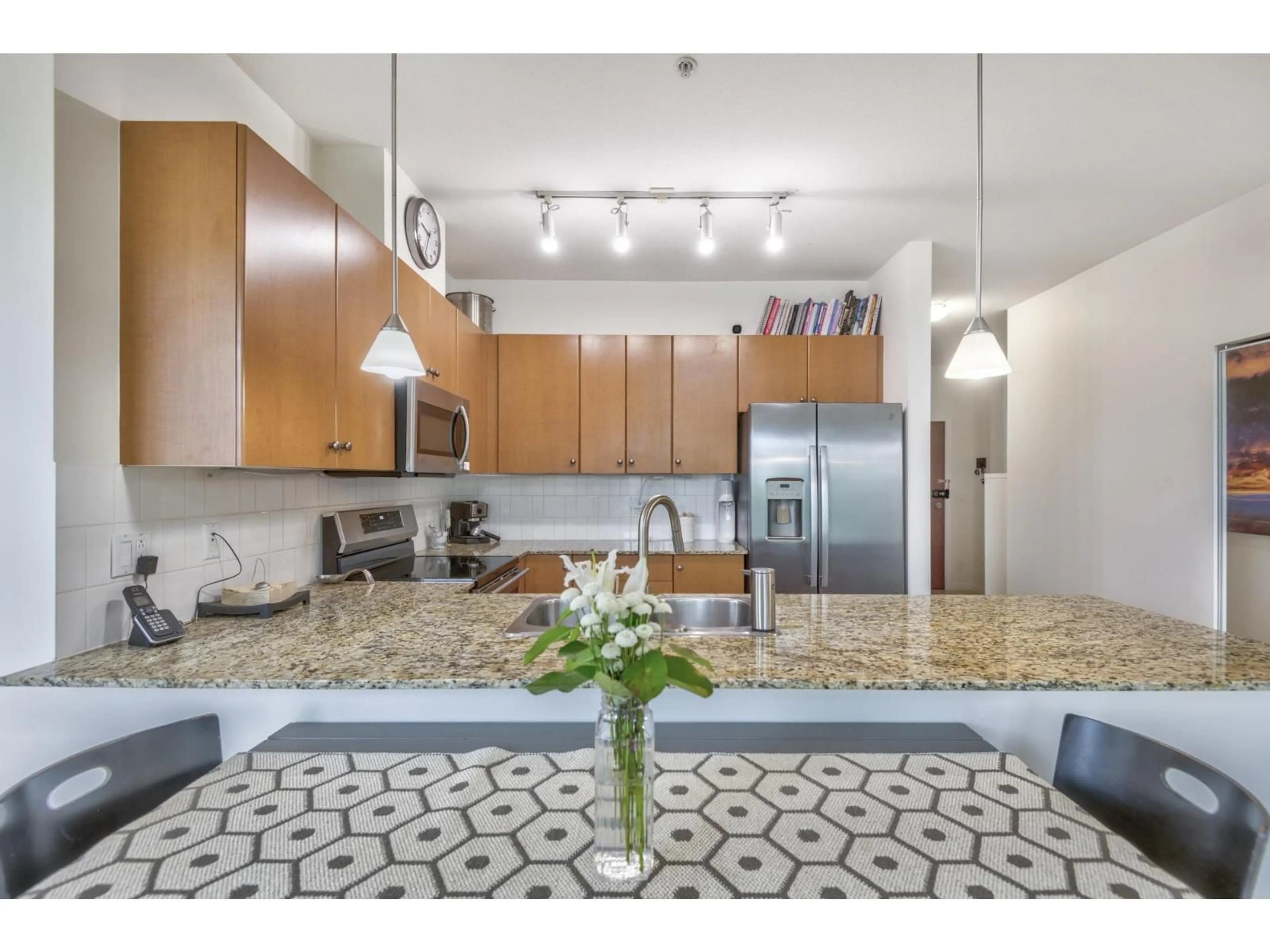 Open concept kitchen, ceramic/tile floor for 428 - 10180 153, Surrey British Columbia V3R0B5