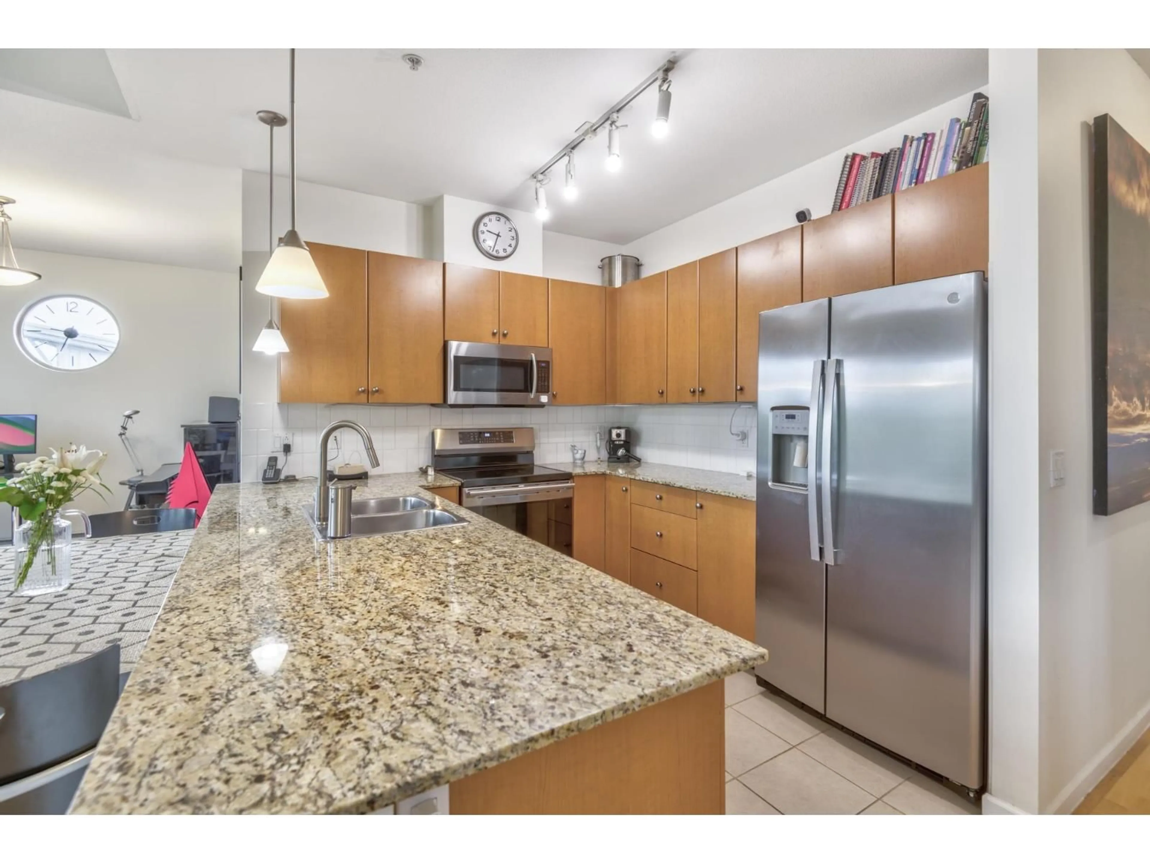 Standard kitchen, unknown for 428 - 10180 153, Surrey British Columbia V3R0B5