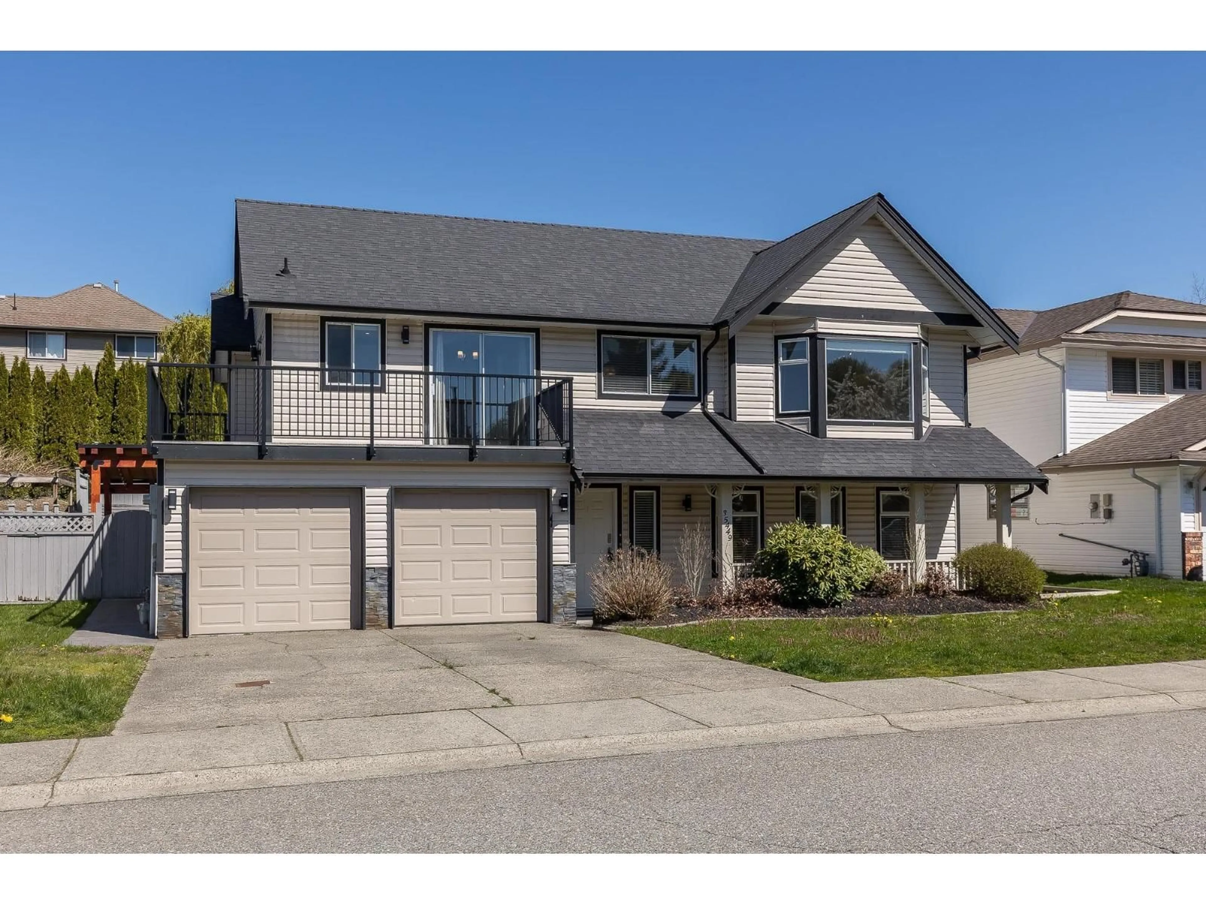 Home with vinyl exterior material, street for 35449 CALGARY, Abbotsford British Columbia V3G1J6