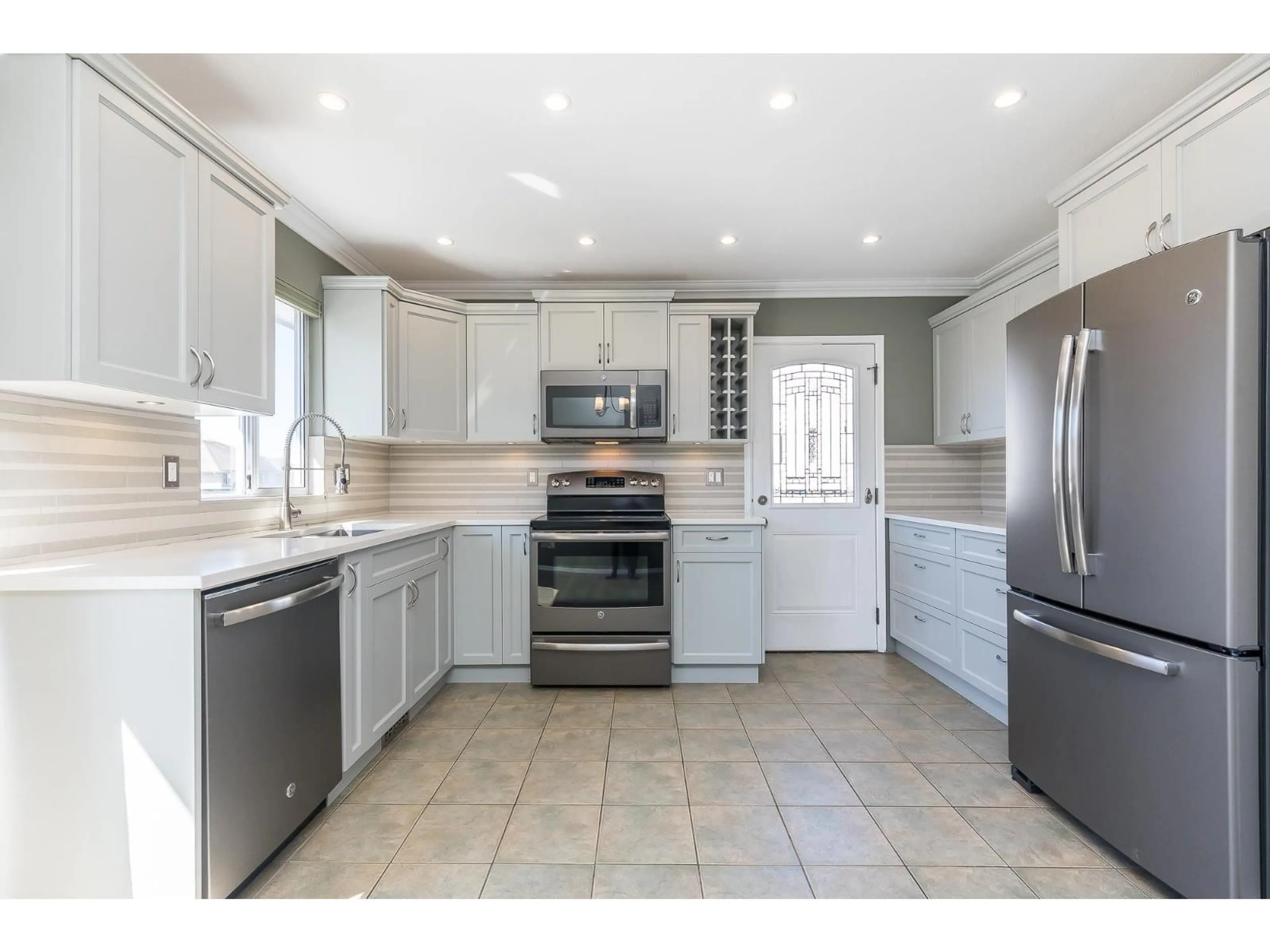 Open concept kitchen, ceramic/tile floor for 35449 CALGARY, Abbotsford British Columbia V3G1J6