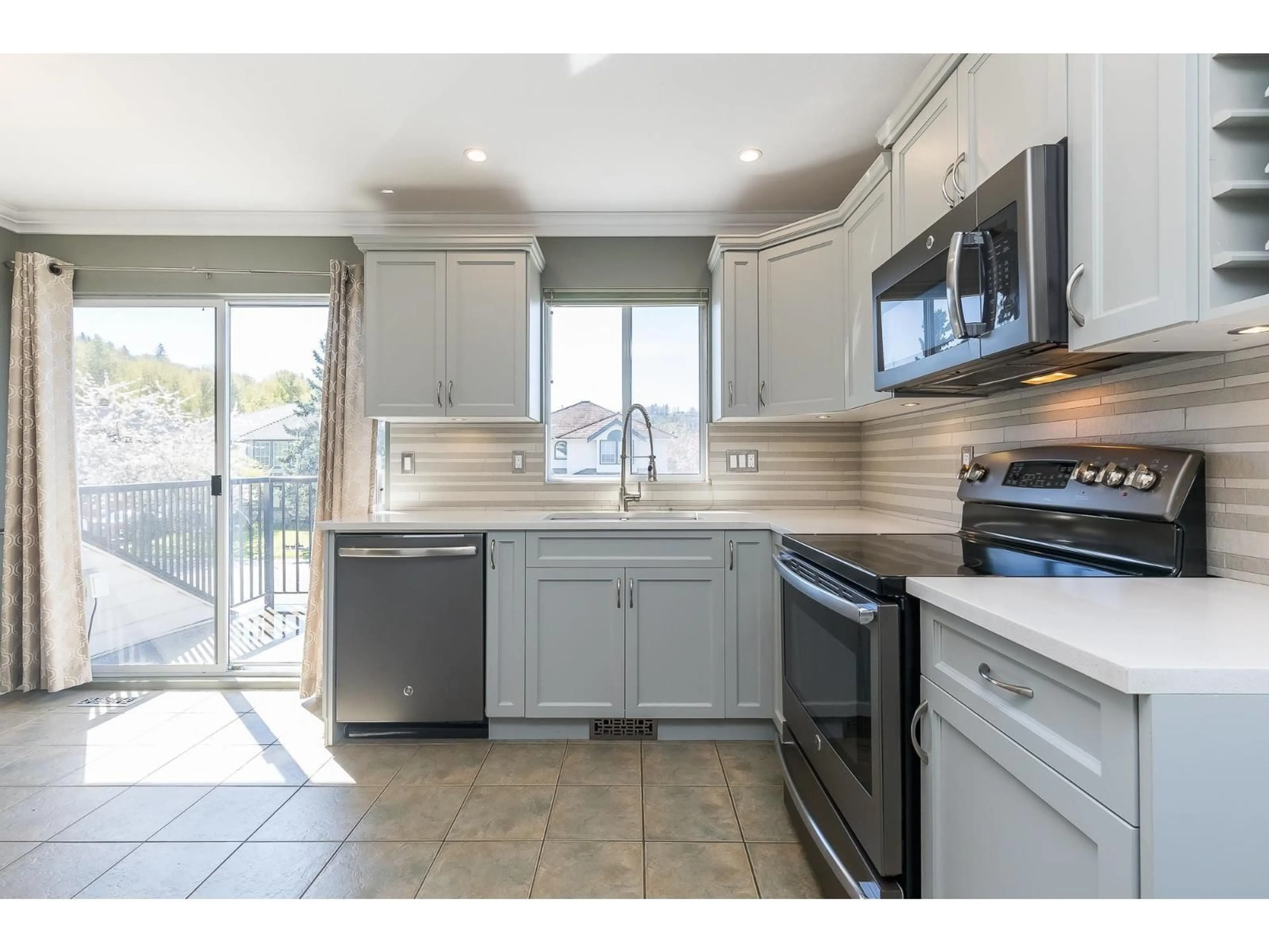 Open concept kitchen, ceramic/tile floor for 35449 CALGARY, Abbotsford British Columbia V3G1J6
