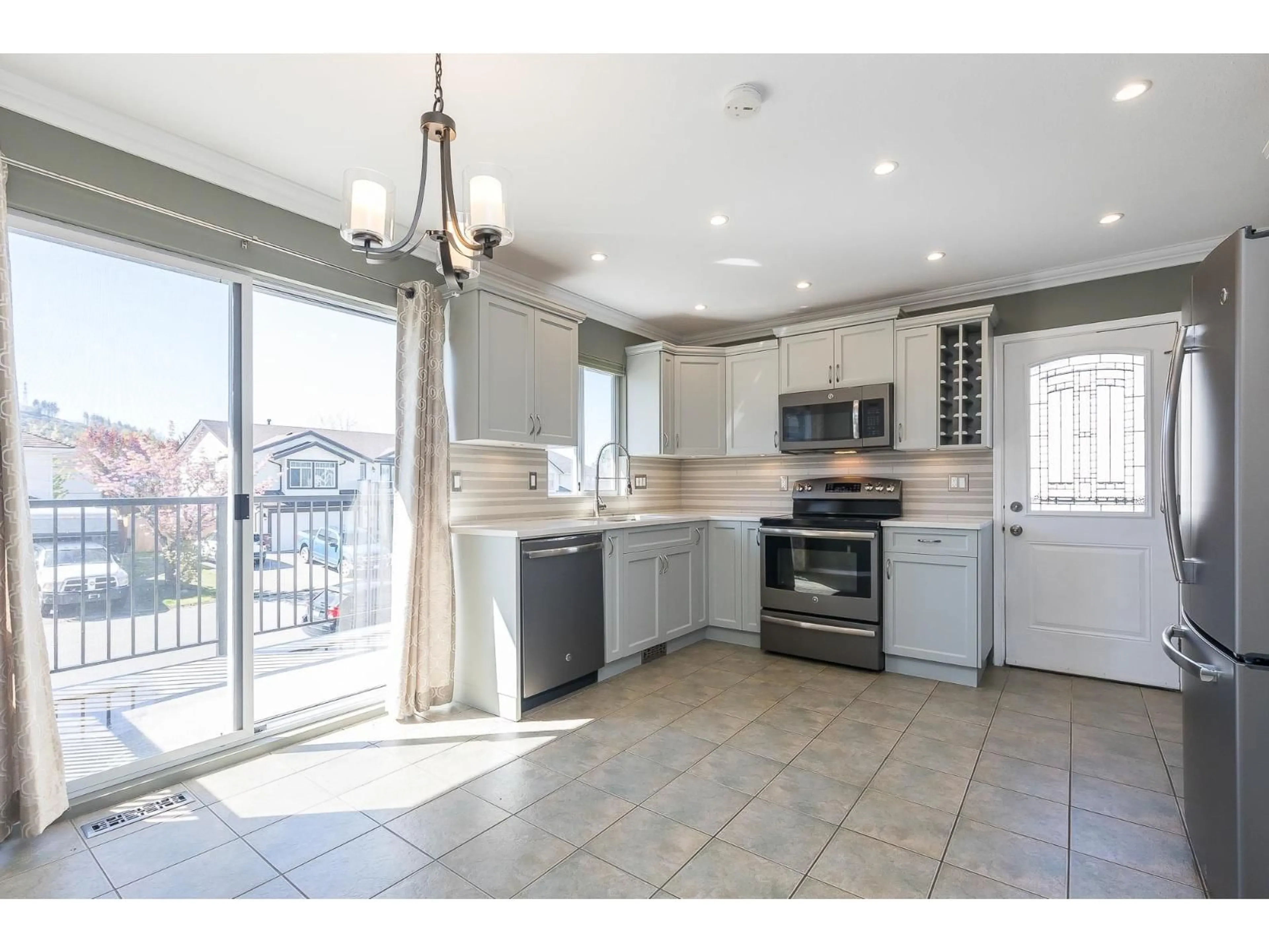Open concept kitchen, ceramic/tile floor for 35449 CALGARY, Abbotsford British Columbia V3G1J6
