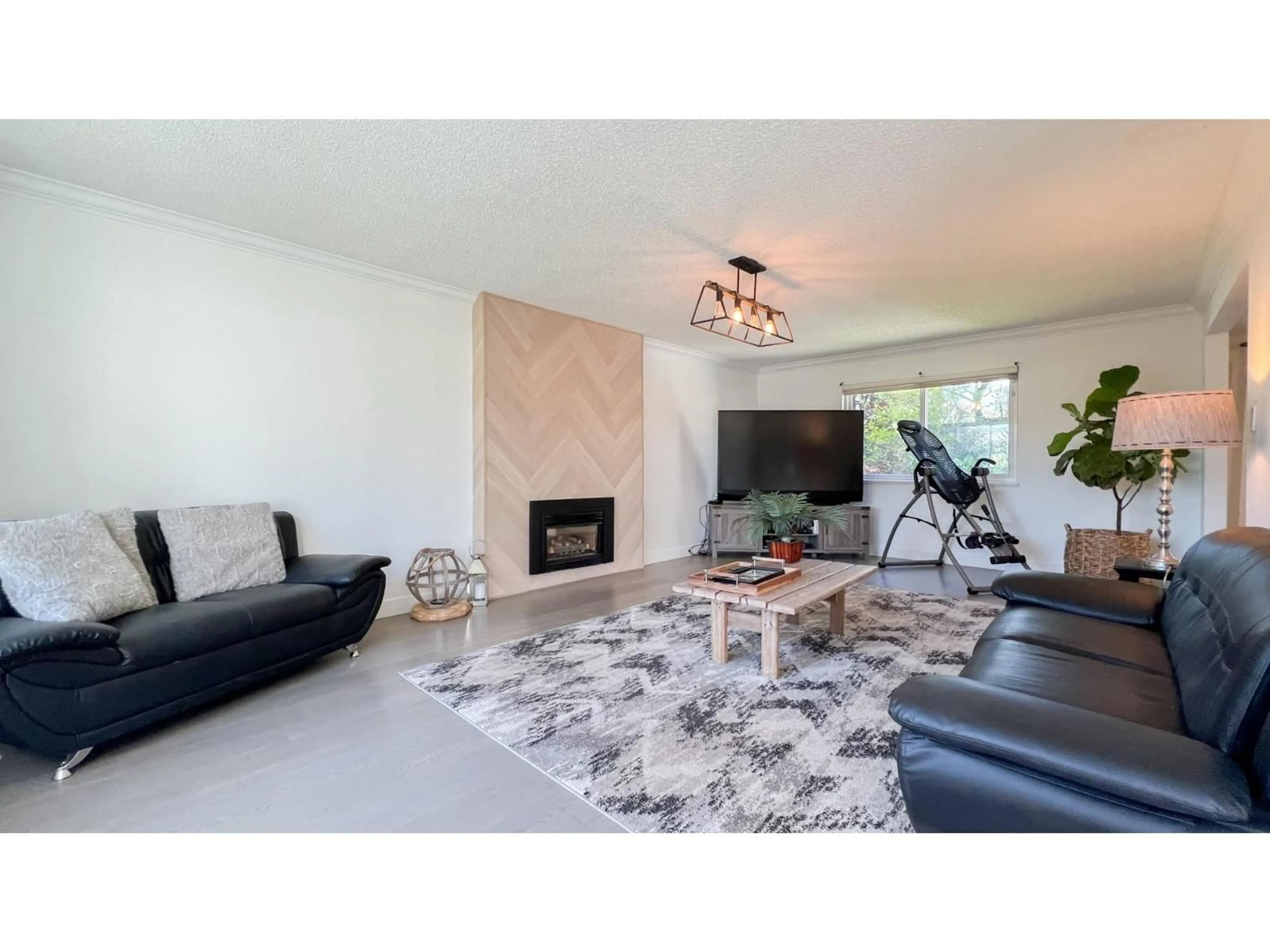 Living room with furniture, unknown for 15910 100A, Surrey British Columbia V4N2P5