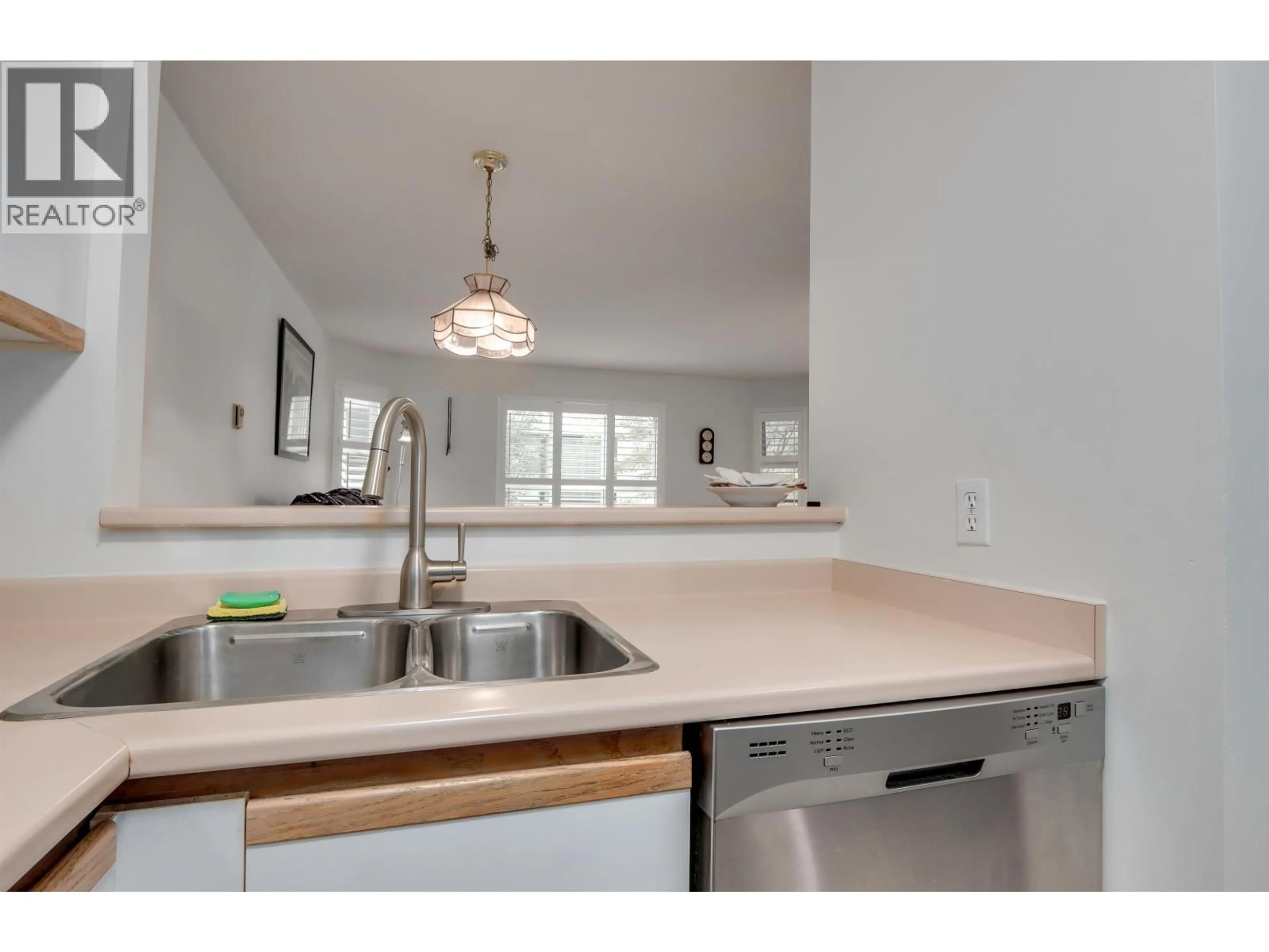 Open concept kitchen, unknown for 205 - 1535 CHESTERFIELD AVENUE, North Vancouver British Columbia V7M2N5