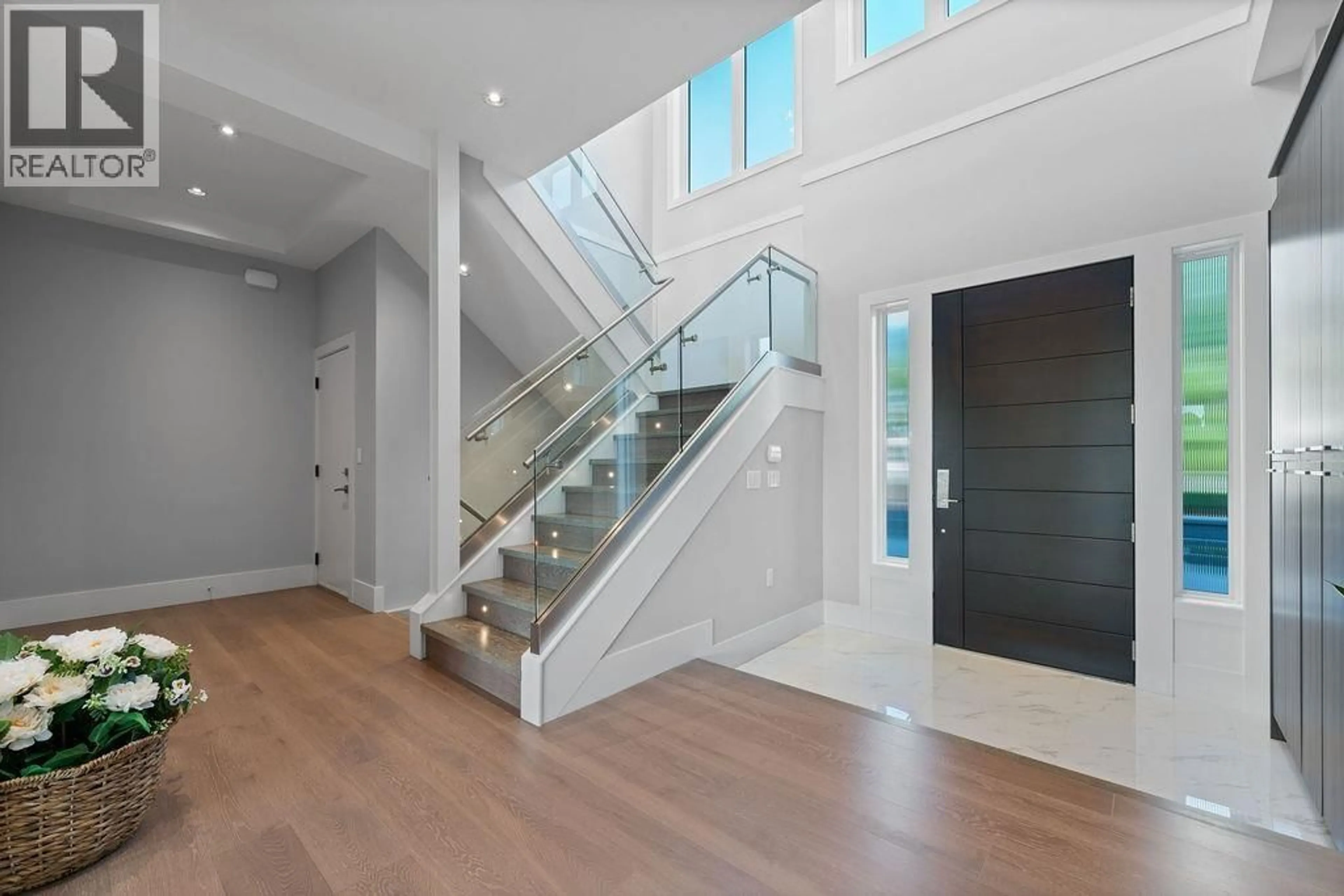 Indoor foyer for 791 DONEGAL PLACE, North Vancouver British Columbia V7N2X8