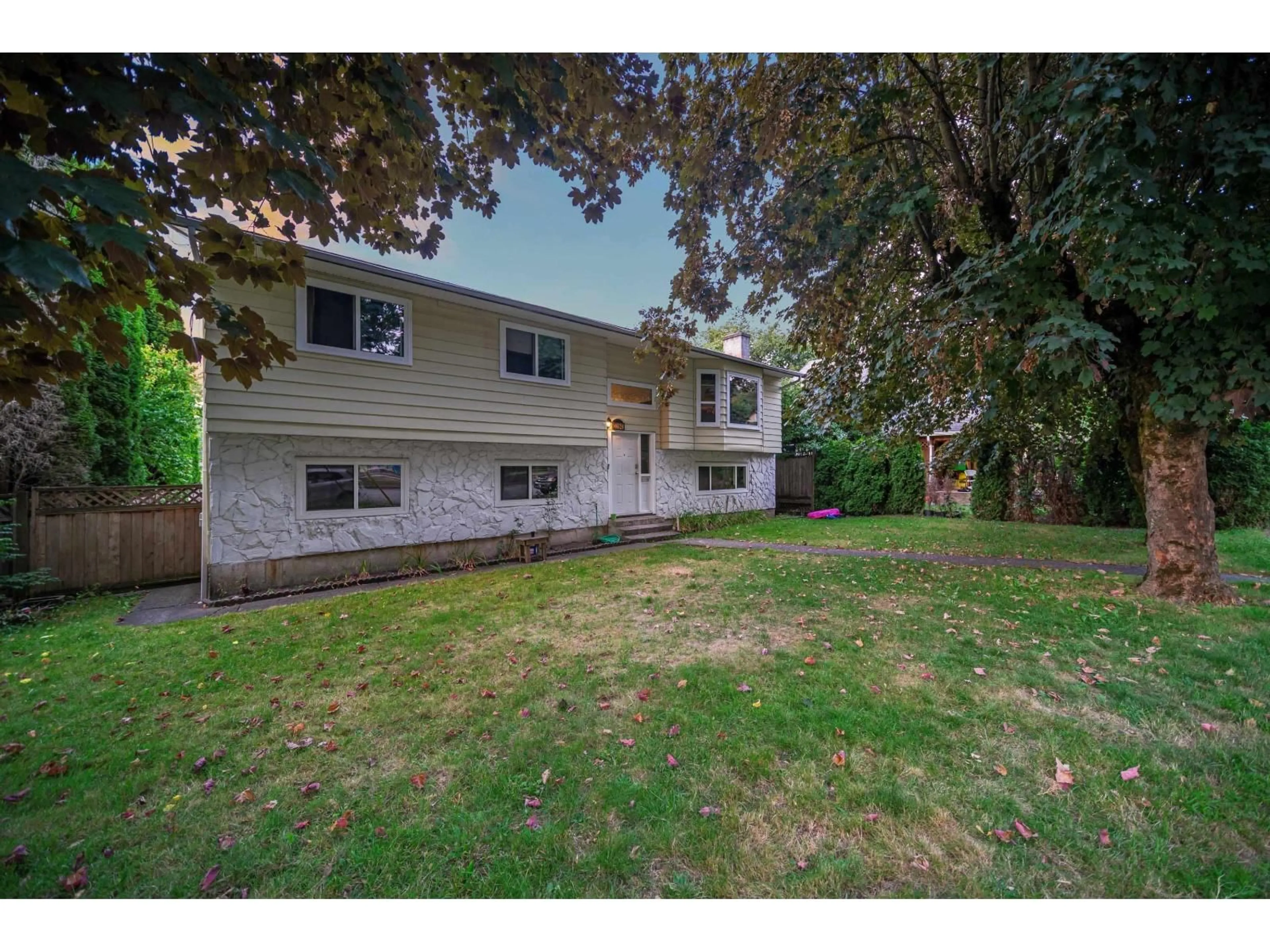 A pic from outside/outdoor area/front of a property/back of a property/a pic from drone, street for 33943 PINE, Abbotsford British Columbia V2S2P4