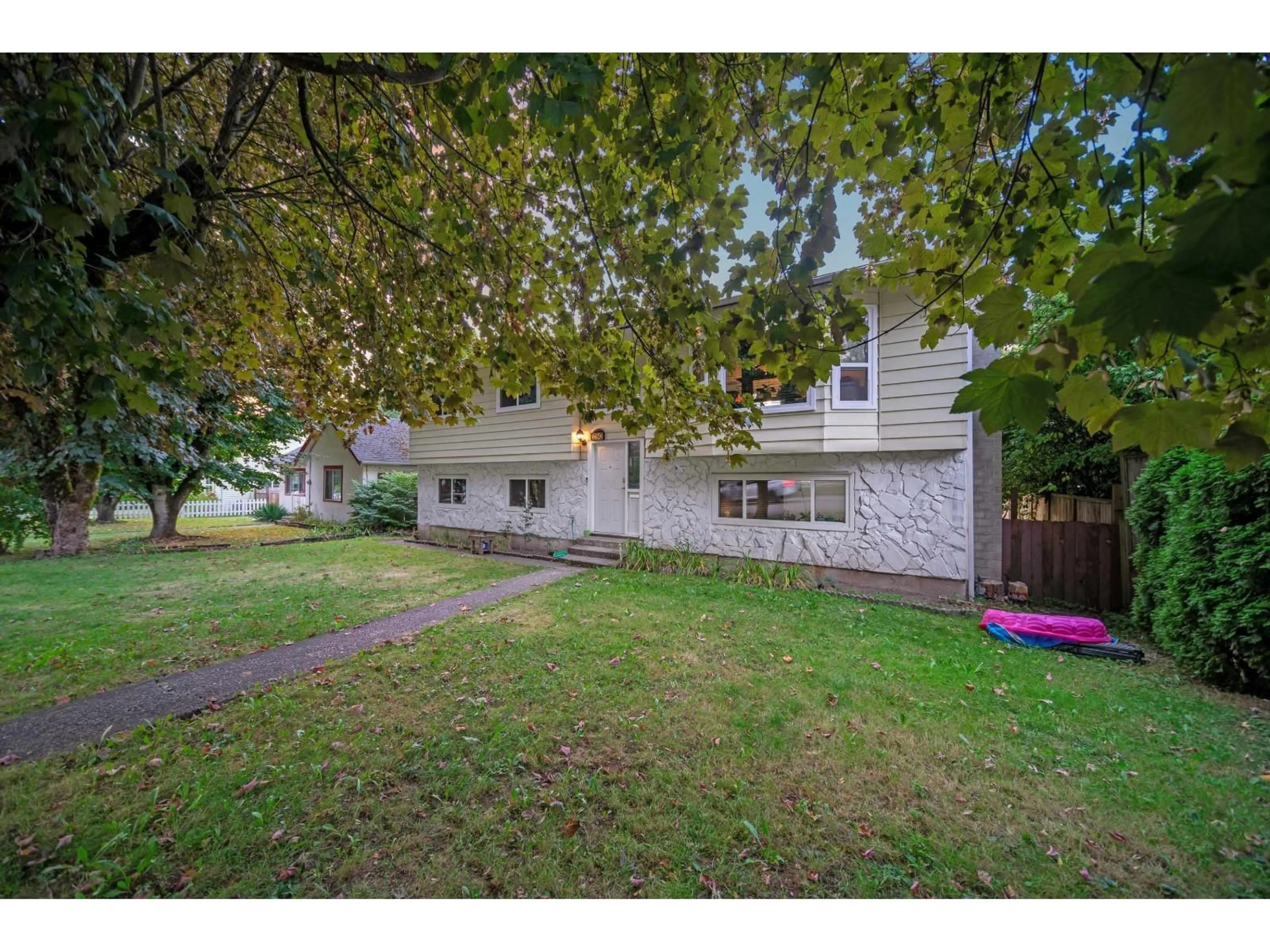 A pic from outside/outdoor area/front of a property/back of a property/a pic from drone, street for 33943 PINE, Abbotsford British Columbia V2S2P4