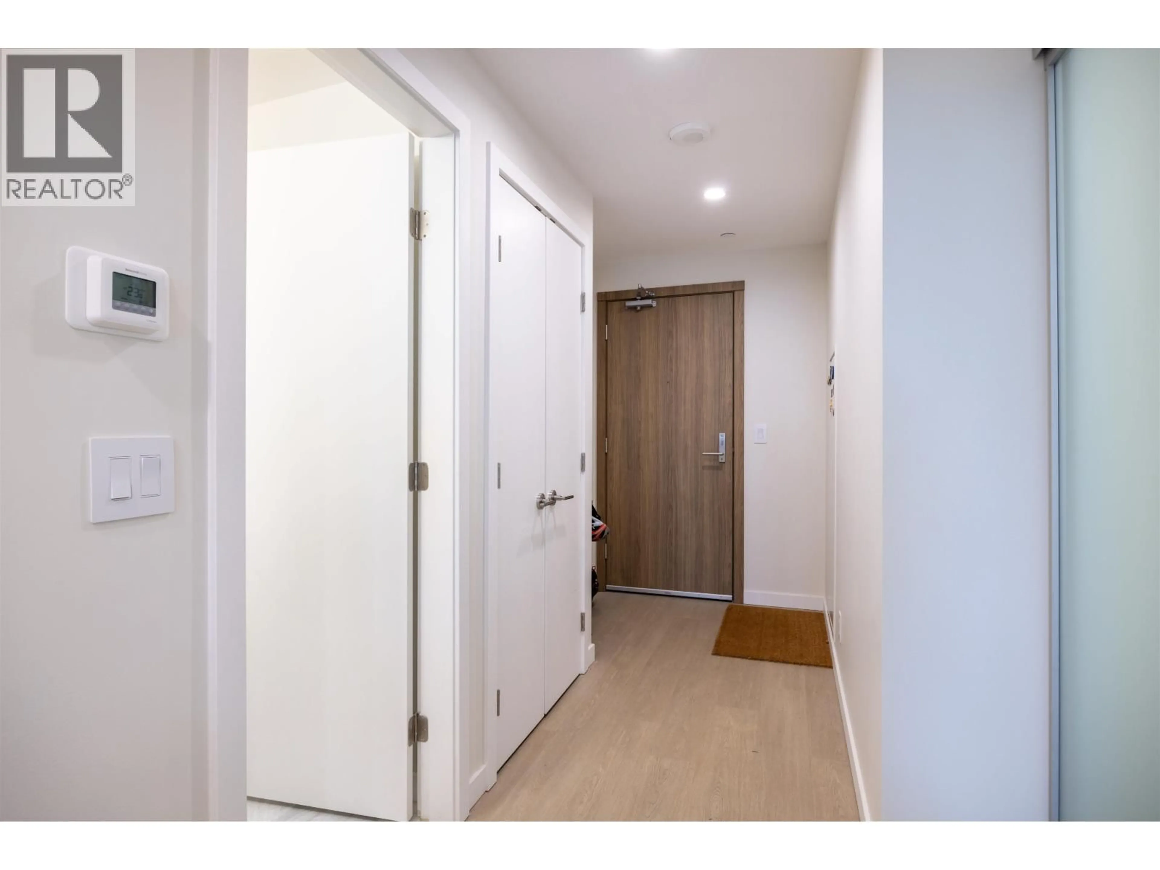 Indoor entryway for 4103 - 2186 GILMORE AVENUE, Burnaby British Columbia V5C0N7