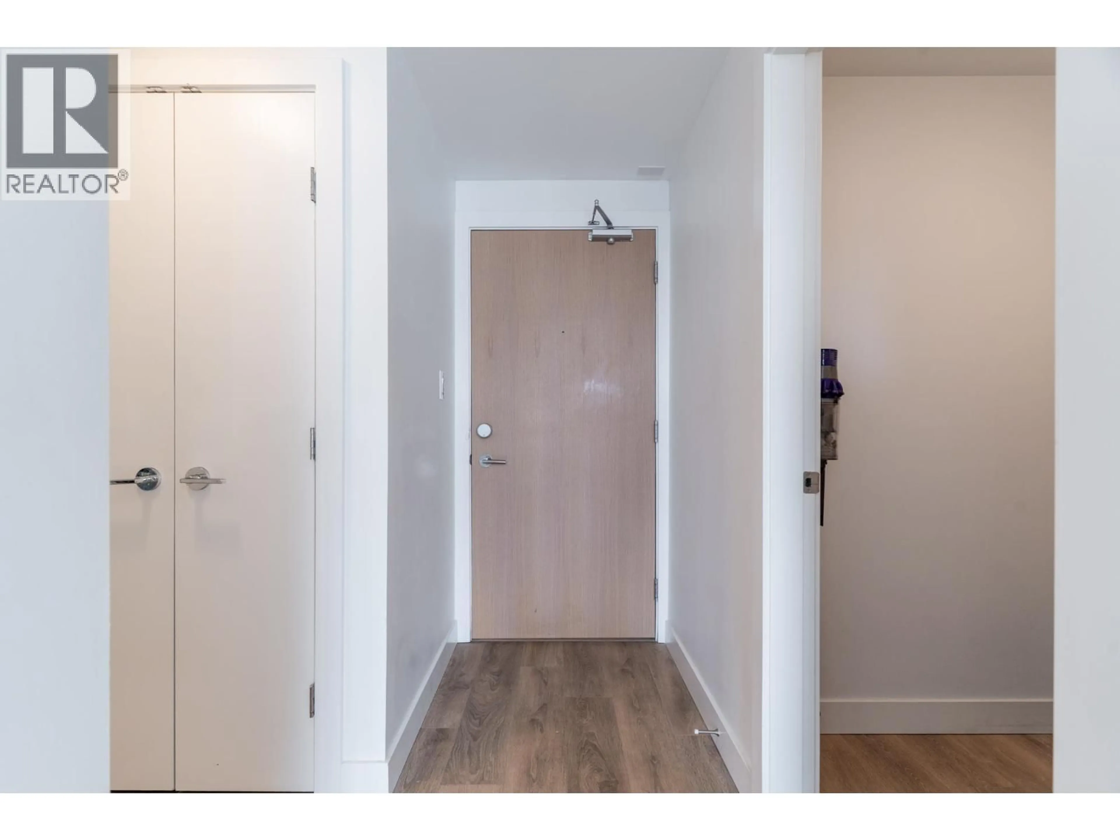 Indoor entryway for 1908 - 8538 RIVER DISTRICT CROSSING, Vancouver British Columbia V5S0C9