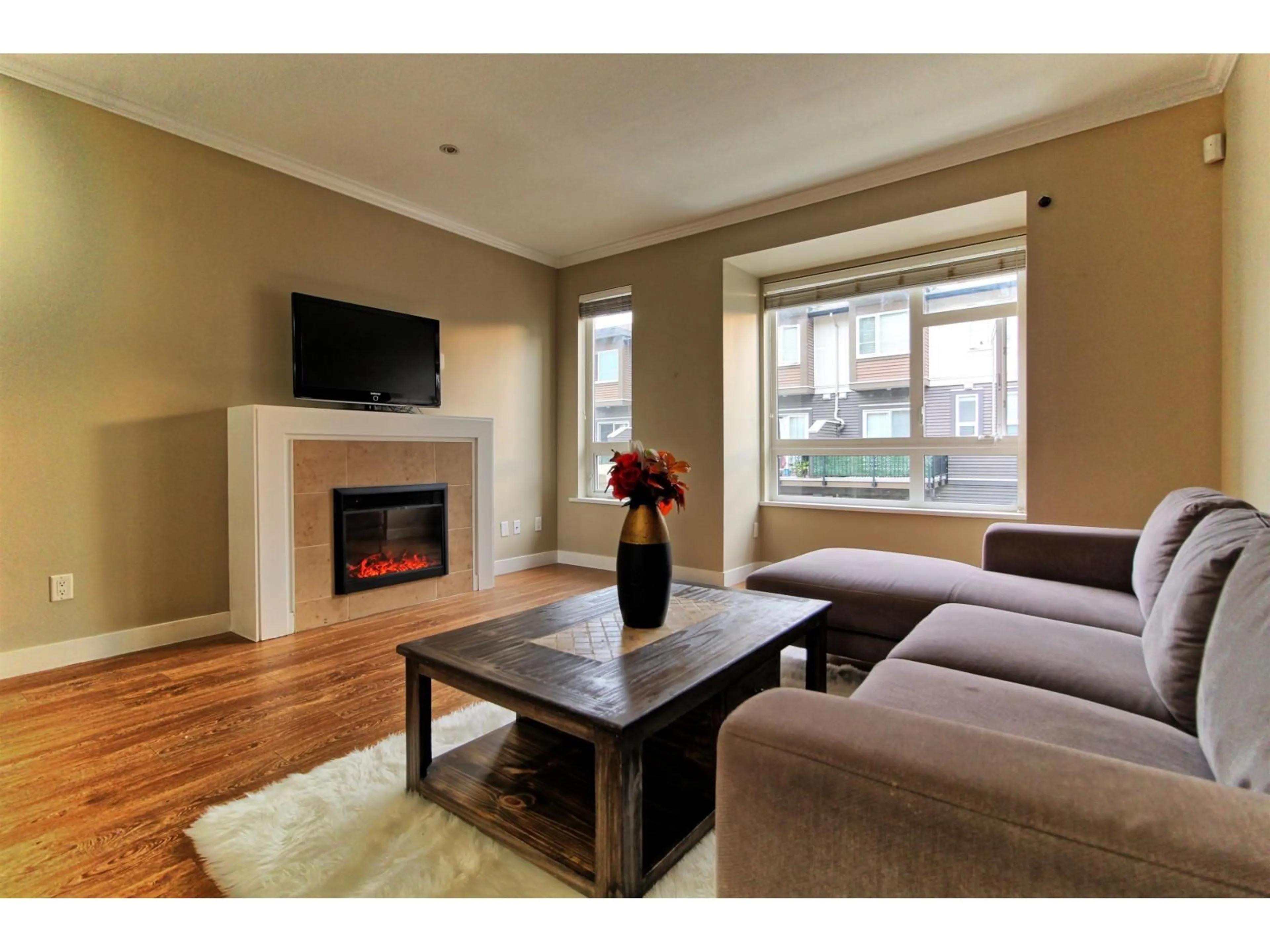 Living room with furniture, wood/laminate floor for 26 - 5888 144, Surrey British Columbia V3X0G8